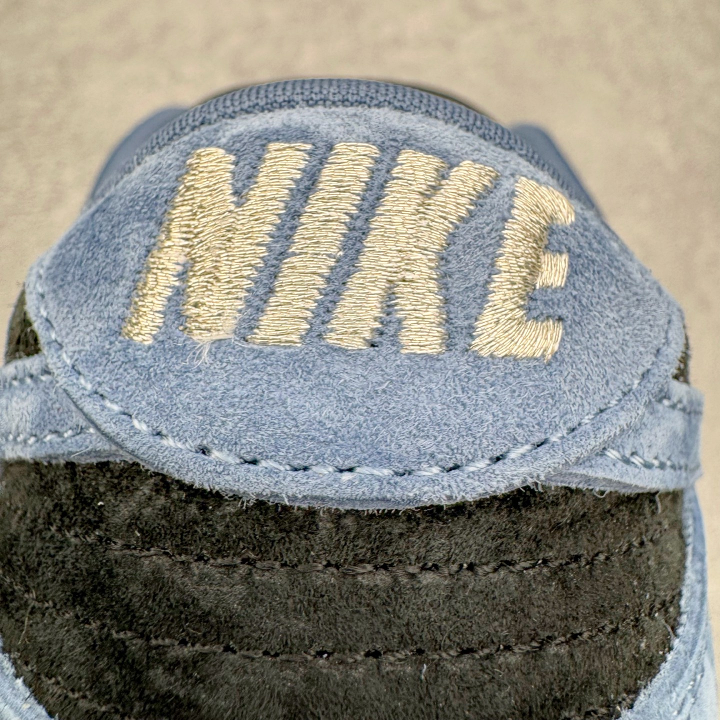 图片[16]-＃YC纯原 Supreme x Nk Dunk SB Dunk Low 舒适 防滑耐磨低帮板鞋 男女同款 联名美国限定黑蓝 HQ8487-400 毫无疑问市场中端王者 实力大厂出品 新配色陆续开发 利润个位数只为口碑 全套原纸板楦头开发 确保原汁原味 完美呈现DUNK版型 一比一鞋头弧度高度鞋身弧度 此版本只针对中端市场 皮料材质有所更替 其他数据细节工艺流程均保持一致 绝不口嗨 细节品控鞋型随意对比 独家私模官方第六代原厂航空铝磨具打磨大底 鞋头坡度极致还原 无解鞋型 原盒原配 圈内天花板工艺 原厂玻璃冲刀 超高清洁度 全鞋零毛边皮料切割 原厂中底布点胶 中底布拉帮走线遵循公司 尺码：40 40.5 41 42 42.5 43 44 44.5 45 46-选品中心