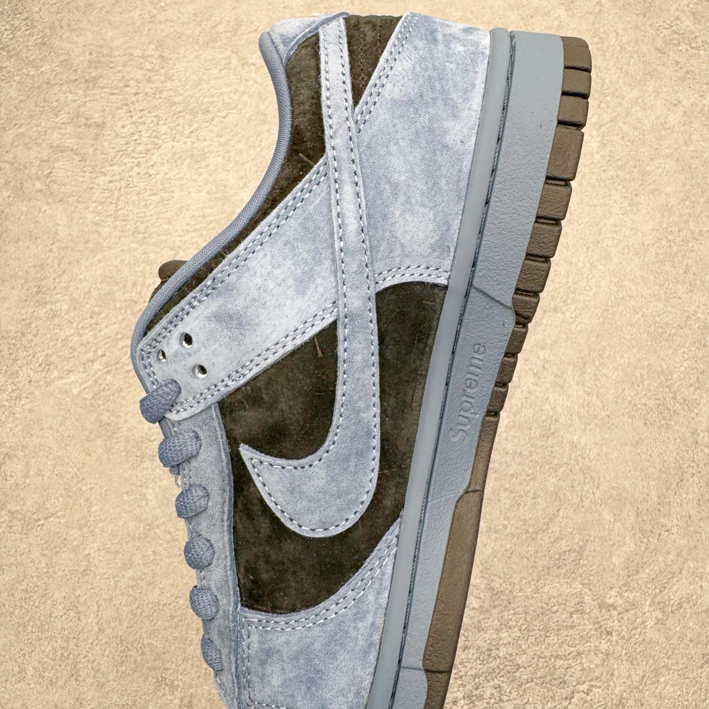 图片[7]-＃YC纯原 Supreme x Nk Dunk SB Dunk Low 舒适 防滑耐磨低帮板鞋 男女同款 联名美国限定黑蓝 HQ8487-400 毫无疑问市场中端王者 实力大厂出品 新配色陆续开发 利润个位数只为口碑 全套原纸板楦头开发 确保原汁原味 完美呈现DUNK版型 一比一鞋头弧度高度鞋身弧度 此版本只针对中端市场 皮料材质有所更替 其他数据细节工艺流程均保持一致 绝不口嗨 细节品控鞋型随意对比 独家私模官方第六代原厂航空铝磨具打磨大底 鞋头坡度极致还原 无解鞋型 原盒原配 圈内天花板工艺 原厂玻璃冲刀 超高清洁度 全鞋零毛边皮料切割 原厂中底布点胶 中底布拉帮走线遵循公司 尺码：40 40.5 41 42 42.5 43 44 44.5 45 46-选品中心