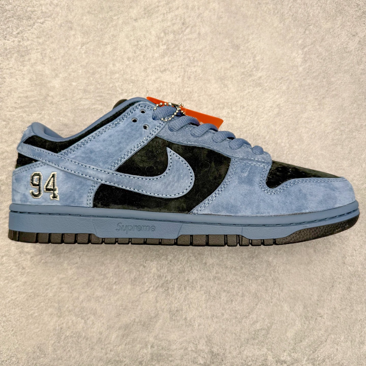 ＃YC纯原 Supreme x Nk Dunk SB Dunk Low 舒适 防滑耐磨低帮板鞋 男女同款 联名美国限定黑蓝 HQ8487-400 毫无疑问市场中端王者 实力大厂出品 新配色陆续开发 利润个位数只为口碑 全套原纸板楦头开发 确保原汁原味 完美呈现DUNK版型 一比一鞋头弧度高度鞋身弧度 此版本只针对中端市场 皮料材质有所更替 其他数据细节工艺流程均保持一致 绝不口嗨 细节品控鞋型随意对比 独家私模官方第六代原厂航空铝磨具打磨大底 鞋头坡度极致还原 无解鞋型 原盒原配 圈内天花板工艺 原厂玻璃冲刀 超高清洁度 全鞋零毛边皮料切割 原厂中底布点胶 中底布拉帮走线遵循公司 尺码：40 40.5 41 42 42.5 43 44 44.5 45 46-选品中心