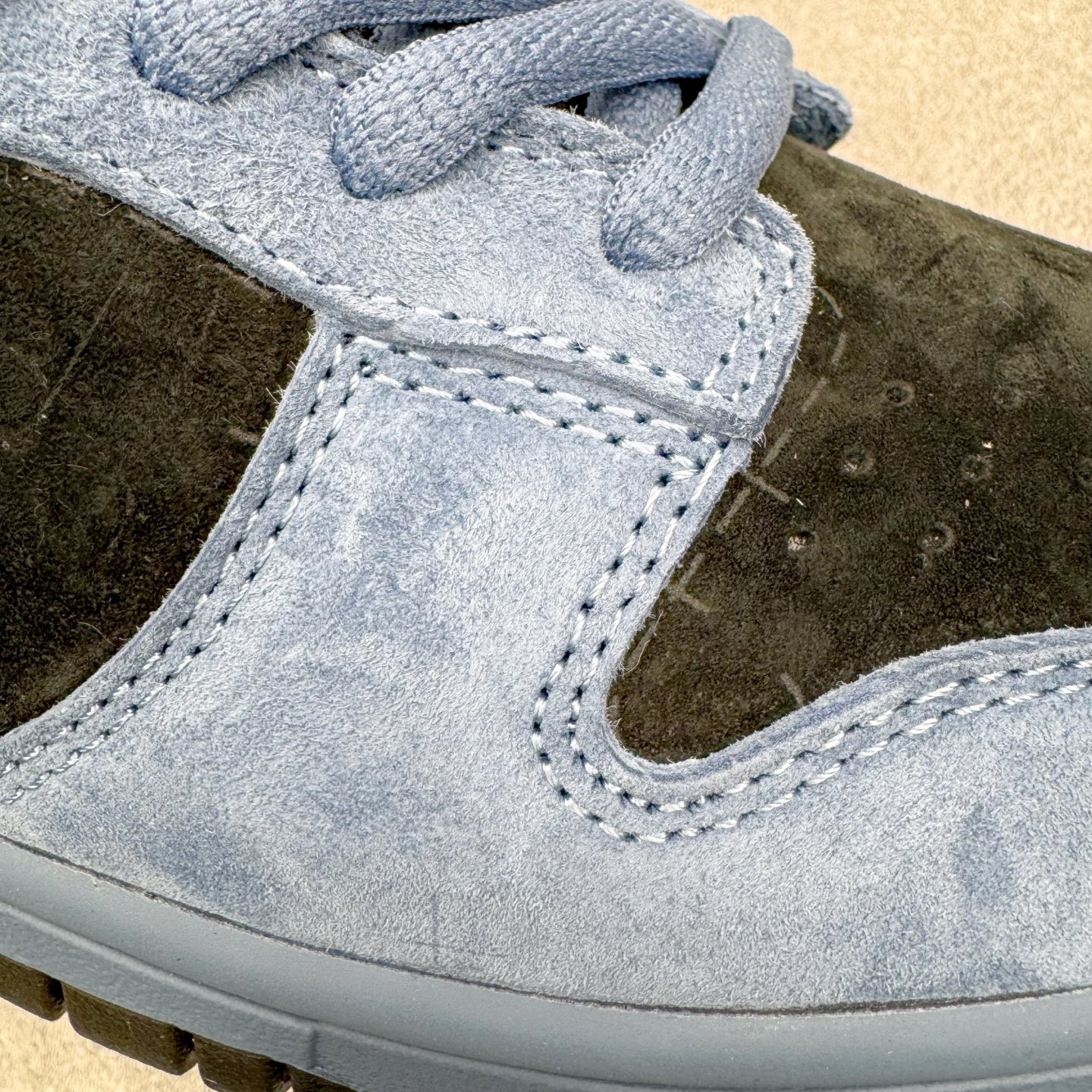 图片[20]-＃YC纯原 Supreme x Nk Dunk SB Dunk Low 舒适 防滑耐磨低帮板鞋 男女同款 联名美国限定黑蓝 HQ8487-400 毫无疑问市场中端王者 实力大厂出品 新配色陆续开发 利润个位数只为口碑 全套原纸板楦头开发 确保原汁原味 完美呈现DUNK版型 一比一鞋头弧度高度鞋身弧度 此版本只针对中端市场 皮料材质有所更替 其他数据细节工艺流程均保持一致 绝不口嗨 细节品控鞋型随意对比 独家私模官方第六代原厂航空铝磨具打磨大底 鞋头坡度极致还原 无解鞋型 原盒原配 圈内天花板工艺 原厂玻璃冲刀 超高清洁度 全鞋零毛边皮料切割 原厂中底布点胶 中底布拉帮走线遵循公司 尺码：40 40.5 41 42 42.5 43 44 44.5 45 46-选品中心