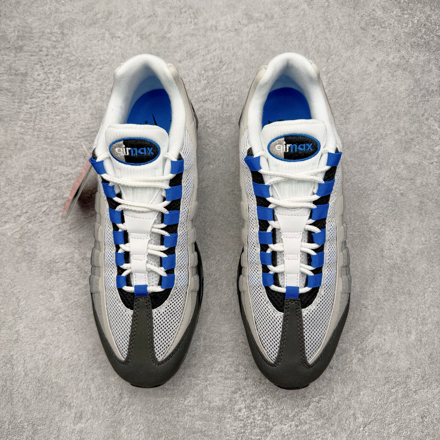 图片[2]-＃纯原 NK Air Max 95 复古减震气垫跑鞋 灰蓝 IM7410-100 经典重温 外单专供大厂出品 品质稳定 一百余色 终端操作 鞋款设计灵感源于人体构造 中底设计基于人体的脊柱构造 是整体设计的核心 尼龙孔眼代表了肋骨 而分层式面板和网眼象征着肌肉纤维和肉体组织 Air Max 95采用了两个独立的吹塑成型的Air-Sole单元 并首次在前掌使用可视化气垫设计 Swoosh logo夜当作一个 点符号放在了鞋子的后帮位置 20年的发展让 AIR MAX 95有了不同的故事 20年后再度面向世人的时候 焕然一新的面貌 让人有了另外一种清新脱俗的感觉 尺码：36 36.5 37.5 38 38.5 39 40 40.5 41 42 42.5 43 44 44.5 45 46 47.5-选品中心