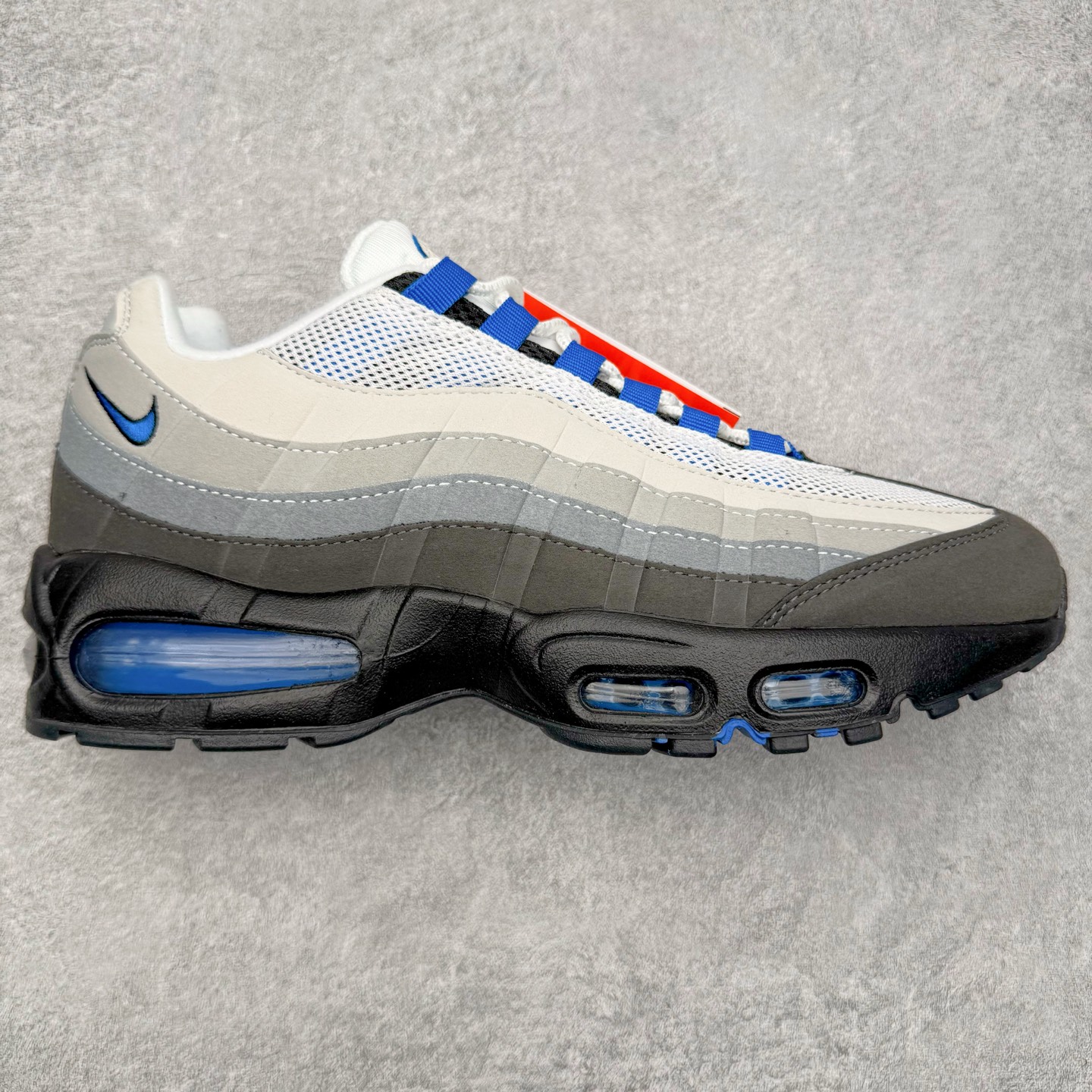 ＃纯原 NK Air Max 95 复古减震气垫跑鞋 灰蓝 IM7410-100 经典重温 外单专供大厂出品 品质稳定 一百余色 终端操作 鞋款设计灵感源于人体构造 中底设计基于人体的脊柱构造 是整体设计的核心 尼龙孔眼代表了肋骨 而分层式面板和网眼象征着肌肉纤维和肉体组织 Air Max 95采用了两个独立的吹塑成型的Air-Sole单元 并首次在前掌使用可视化气垫设计 Swoosh logo夜当作一个 点符号放在了鞋子的后帮位置 20年的发展让 AIR MAX 95有了不同的故事 20年后再度面向世人的时候 焕然一新的面貌 让人有了另外一种清新脱俗的感觉 尺码：36 36.5 37.5 38 38.5 39 40 40.5 41 42 42.5 43 44 44.5 45 46 47.5-选品中心