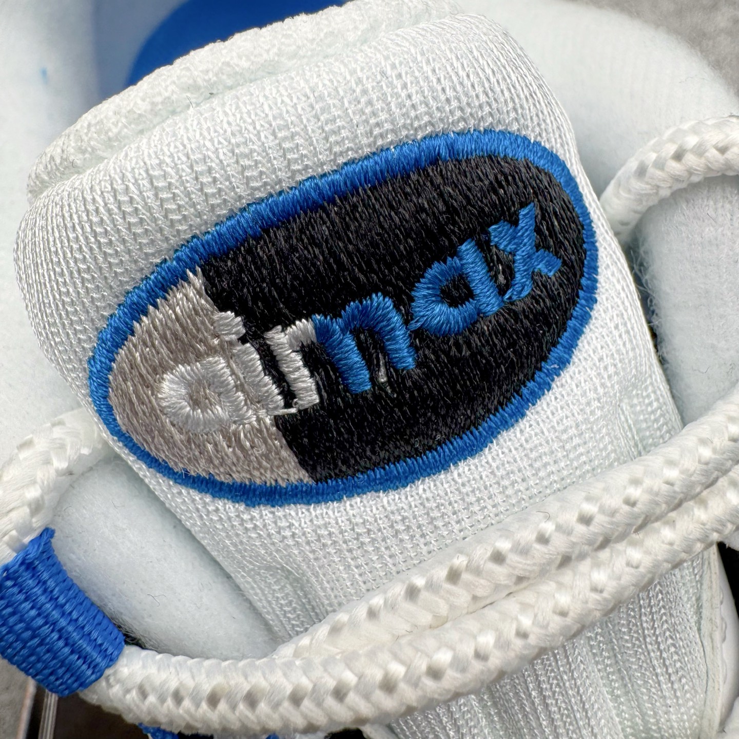 图片[14]-＃纯原 NK Air Max 95 复古减震气垫跑鞋 灰蓝 IM7410-100 经典重温 外单专供大厂出品 品质稳定 一百余色 终端操作 鞋款设计灵感源于人体构造 中底设计基于人体的脊柱构造 是整体设计的核心 尼龙孔眼代表了肋骨 而分层式面板和网眼象征着肌肉纤维和肉体组织 Air Max 95采用了两个独立的吹塑成型的Air-Sole单元 并首次在前掌使用可视化气垫设计 Swoosh logo夜当作一个 点符号放在了鞋子的后帮位置 20年的发展让 AIR MAX 95有了不同的故事 20年后再度面向世人的时候 焕然一新的面貌 让人有了另外一种清新脱俗的感觉 尺码：36 36.5 37.5 38 38.5 39 40 40.5 41 42 42.5 43 44 44.5 45 46 47.5-选品中心