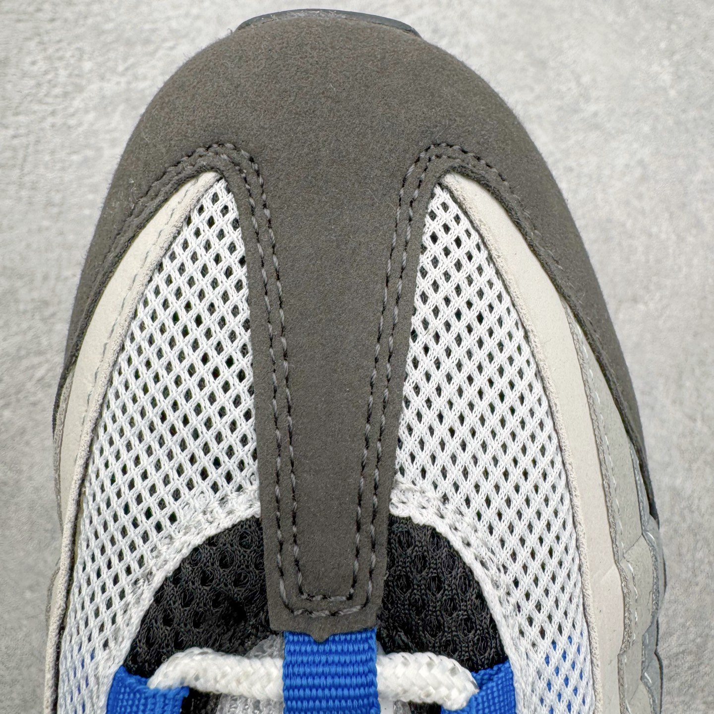 图片[15]-＃纯原 NK Air Max 95 复古减震气垫跑鞋 灰蓝 IM7410-100 经典重温 外单专供大厂出品 品质稳定 一百余色 终端操作 鞋款设计灵感源于人体构造 中底设计基于人体的脊柱构造 是整体设计的核心 尼龙孔眼代表了肋骨 而分层式面板和网眼象征着肌肉纤维和肉体组织 Air Max 95采用了两个独立的吹塑成型的Air-Sole单元 并首次在前掌使用可视化气垫设计 Swoosh logo夜当作一个 点符号放在了鞋子的后帮位置 20年的发展让 AIR MAX 95有了不同的故事 20年后再度面向世人的时候 焕然一新的面貌 让人有了另外一种清新脱俗的感觉 尺码：36 36.5 37.5 38 38.5 39 40 40.5 41 42 42.5 43 44 44.5 45 46 47.5-选品中心