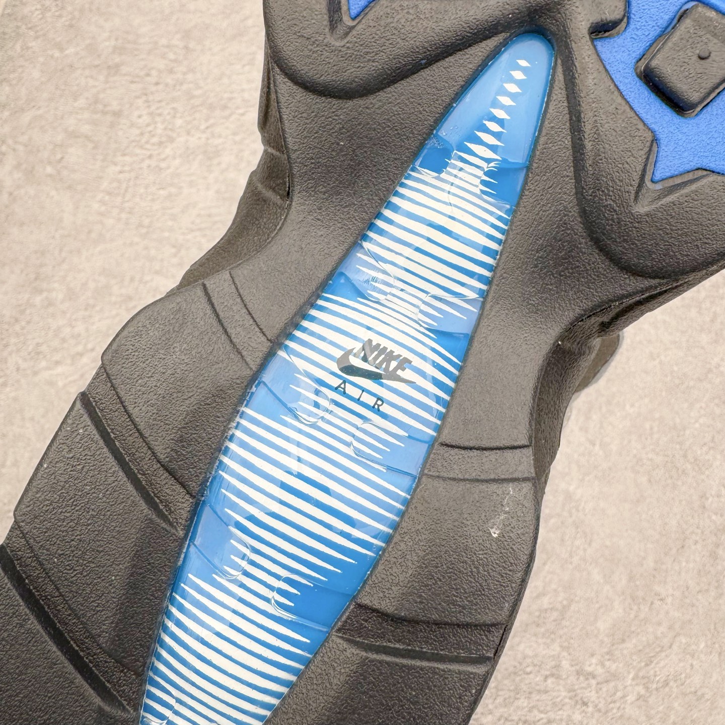 图片[21]-＃纯原 NK Air Max 95 复古减震气垫跑鞋 灰蓝 IM7410-100 经典重温 外单专供大厂出品 品质稳定 一百余色 终端操作 鞋款设计灵感源于人体构造 中底设计基于人体的脊柱构造 是整体设计的核心 尼龙孔眼代表了肋骨 而分层式面板和网眼象征着肌肉纤维和肉体组织 Air Max 95采用了两个独立的吹塑成型的Air-Sole单元 并首次在前掌使用可视化气垫设计 Swoosh logo夜当作一个 点符号放在了鞋子的后帮位置 20年的发展让 AIR MAX 95有了不同的故事 20年后再度面向世人的时候 焕然一新的面貌 让人有了另外一种清新脱俗的感觉 尺码：36 36.5 37.5 38 38.5 39 40 40.5 41 42 42.5 43 44 44.5 45 46 47.5-选品中心