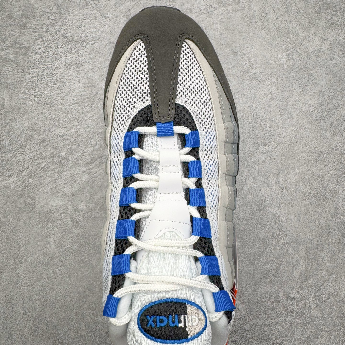 图片[4]-＃纯原 NK Air Max 95 复古减震气垫跑鞋 灰蓝 IM7410-100 经典重温 外单专供大厂出品 品质稳定 一百余色 终端操作 鞋款设计灵感源于人体构造 中底设计基于人体的脊柱构造 是整体设计的核心 尼龙孔眼代表了肋骨 而分层式面板和网眼象征着肌肉纤维和肉体组织 Air Max 95采用了两个独立的吹塑成型的Air-Sole单元 并首次在前掌使用可视化气垫设计 Swoosh logo夜当作一个 点符号放在了鞋子的后帮位置 20年的发展让 AIR MAX 95有了不同的故事 20年后再度面向世人的时候 焕然一新的面貌 让人有了另外一种清新脱俗的感觉 尺码：36 36.5 37.5 38 38.5 39 40 40.5 41 42 42.5 43 44 44.5 45 46 47.5-选品中心