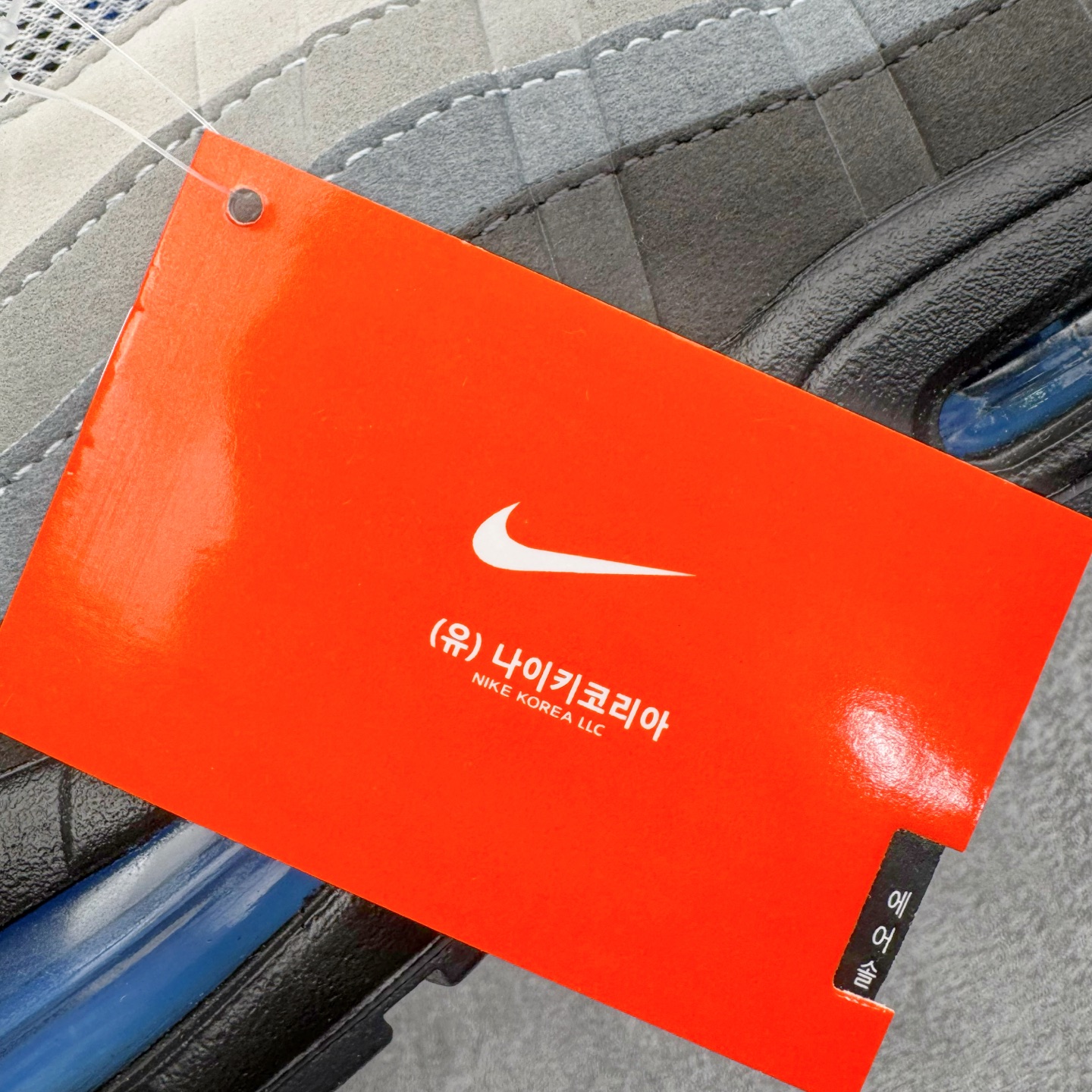 图片[13]-＃纯原 NK Air Max 95 复古减震气垫跑鞋 灰蓝 IM7410-100 经典重温 外单专供大厂出品 品质稳定 一百余色 终端操作 鞋款设计灵感源于人体构造 中底设计基于人体的脊柱构造 是整体设计的核心 尼龙孔眼代表了肋骨 而分层式面板和网眼象征着肌肉纤维和肉体组织 Air Max 95采用了两个独立的吹塑成型的Air-Sole单元 并首次在前掌使用可视化气垫设计 Swoosh logo夜当作一个 点符号放在了鞋子的后帮位置 20年的发展让 AIR MAX 95有了不同的故事 20年后再度面向世人的时候 焕然一新的面貌 让人有了另外一种清新脱俗的感觉 尺码：36 36.5 37.5 38 38.5 39 40 40.5 41 42 42.5 43 44 44.5 45 46 47.5-选品中心