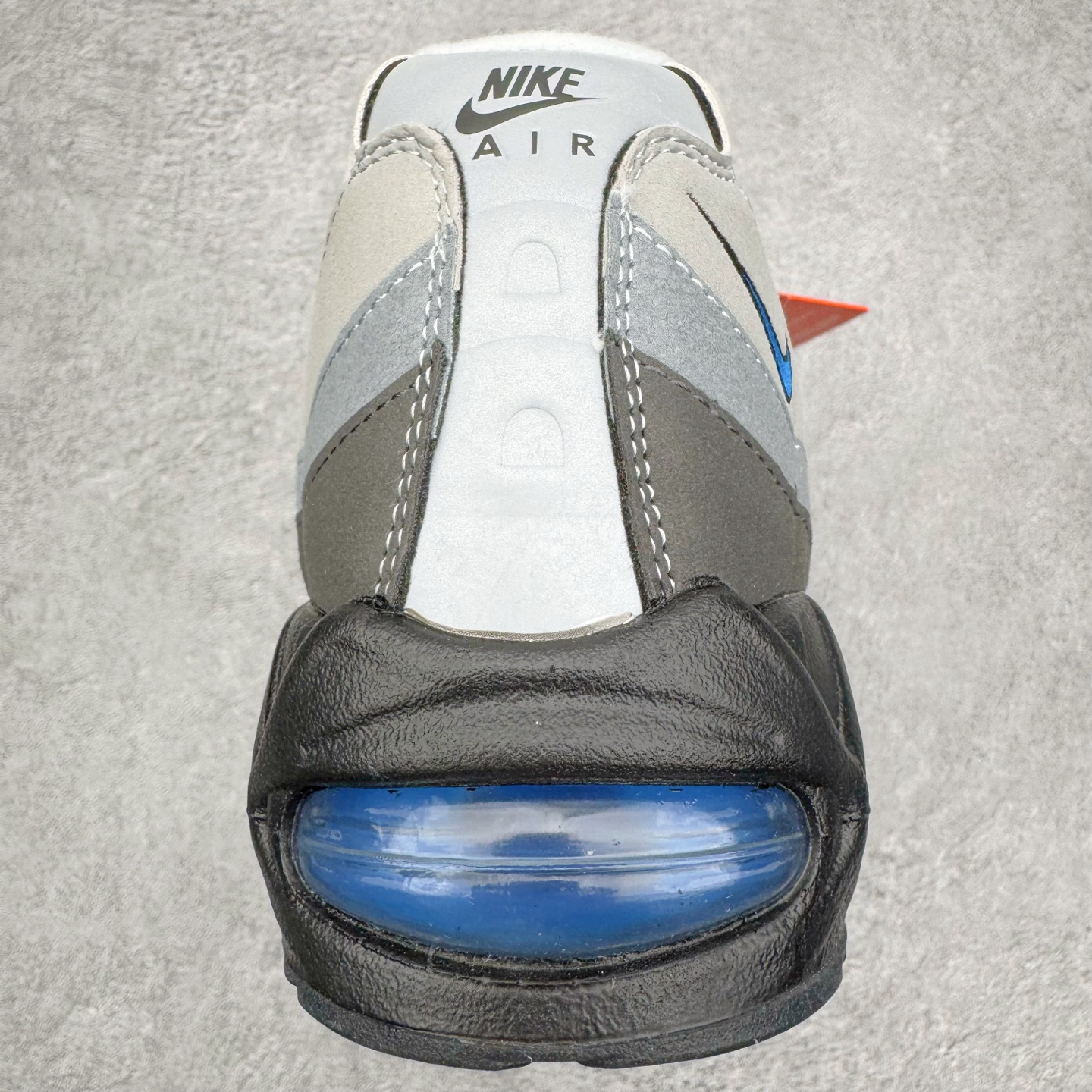 图片[8]-＃纯原 NK Air Max 95 复古减震气垫跑鞋 灰蓝 IM7410-100 经典重温 外单专供大厂出品 品质稳定 一百余色 终端操作 鞋款设计灵感源于人体构造 中底设计基于人体的脊柱构造 是整体设计的核心 尼龙孔眼代表了肋骨 而分层式面板和网眼象征着肌肉纤维和肉体组织 Air Max 95采用了两个独立的吹塑成型的Air-Sole单元 并首次在前掌使用可视化气垫设计 Swoosh logo夜当作一个 点符号放在了鞋子的后帮位置 20年的发展让 AIR MAX 95有了不同的故事 20年后再度面向世人的时候 焕然一新的面貌 让人有了另外一种清新脱俗的感觉 尺码：36 36.5 37.5 38 38.5 39 40 40.5 41 42 42.5 43 44 44.5 45 46 47.5-选品中心