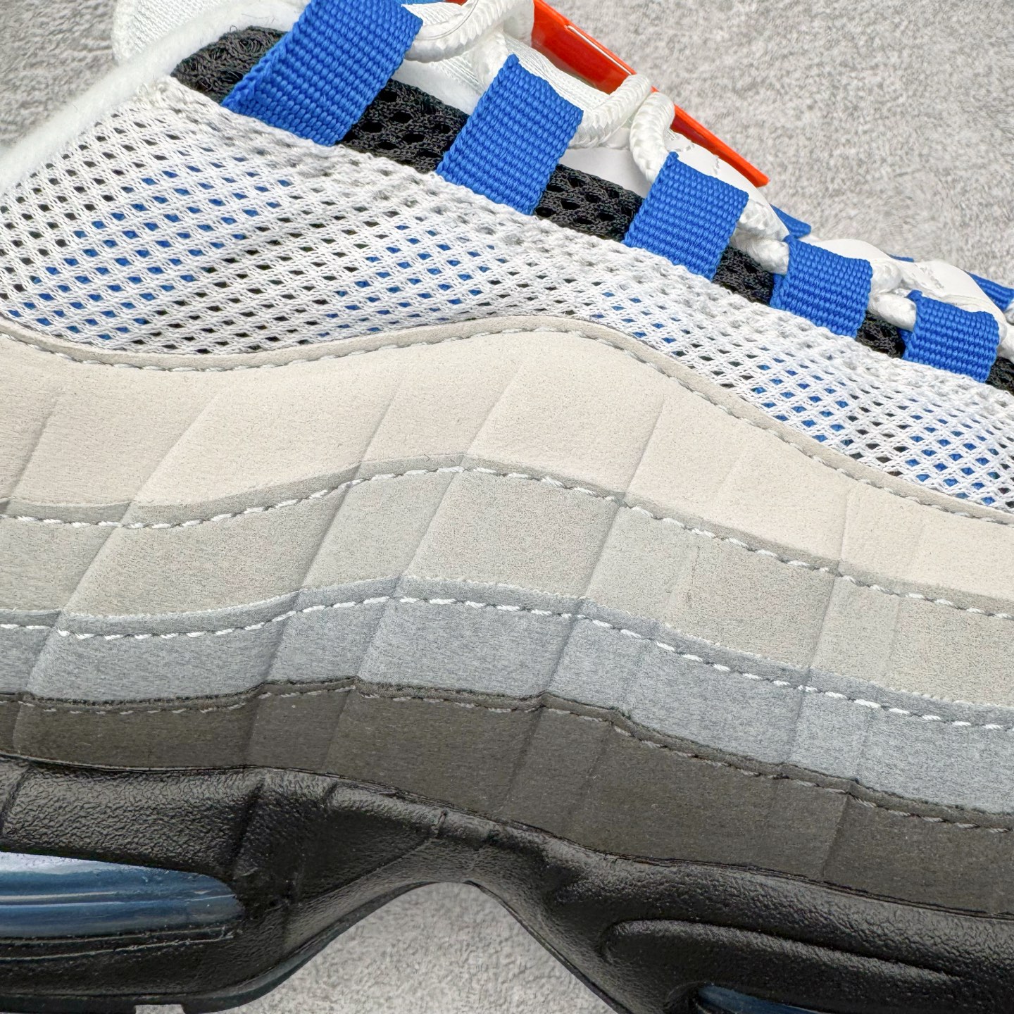 图片[18]-＃纯原 NK Air Max 95 复古减震气垫跑鞋 灰蓝 IM7410-100 经典重温 外单专供大厂出品 品质稳定 一百余色 终端操作 鞋款设计灵感源于人体构造 中底设计基于人体的脊柱构造 是整体设计的核心 尼龙孔眼代表了肋骨 而分层式面板和网眼象征着肌肉纤维和肉体组织 Air Max 95采用了两个独立的吹塑成型的Air-Sole单元 并首次在前掌使用可视化气垫设计 Swoosh logo夜当作一个 点符号放在了鞋子的后帮位置 20年的发展让 AIR MAX 95有了不同的故事 20年后再度面向世人的时候 焕然一新的面貌 让人有了另外一种清新脱俗的感觉 尺码：36 36.5 37.5 38 38.5 39 40 40.5 41 42 42.5 43 44 44.5 45 46 47.5-选品中心