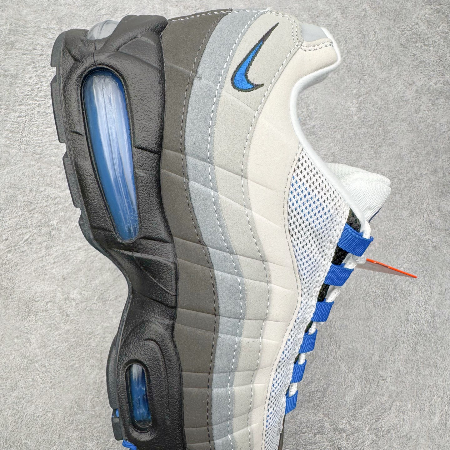 图片[6]-＃纯原 NK Air Max 95 复古减震气垫跑鞋 灰蓝 IM7410-100 经典重温 外单专供大厂出品 品质稳定 一百余色 终端操作 鞋款设计灵感源于人体构造 中底设计基于人体的脊柱构造 是整体设计的核心 尼龙孔眼代表了肋骨 而分层式面板和网眼象征着肌肉纤维和肉体组织 Air Max 95采用了两个独立的吹塑成型的Air-Sole单元 并首次在前掌使用可视化气垫设计 Swoosh logo夜当作一个 点符号放在了鞋子的后帮位置 20年的发展让 AIR MAX 95有了不同的故事 20年后再度面向世人的时候 焕然一新的面貌 让人有了另外一种清新脱俗的感觉 尺码：36 36.5 37.5 38 38.5 39 40 40.5 41 42 42.5 43 44 44.5 45 46 47.5-选品中心