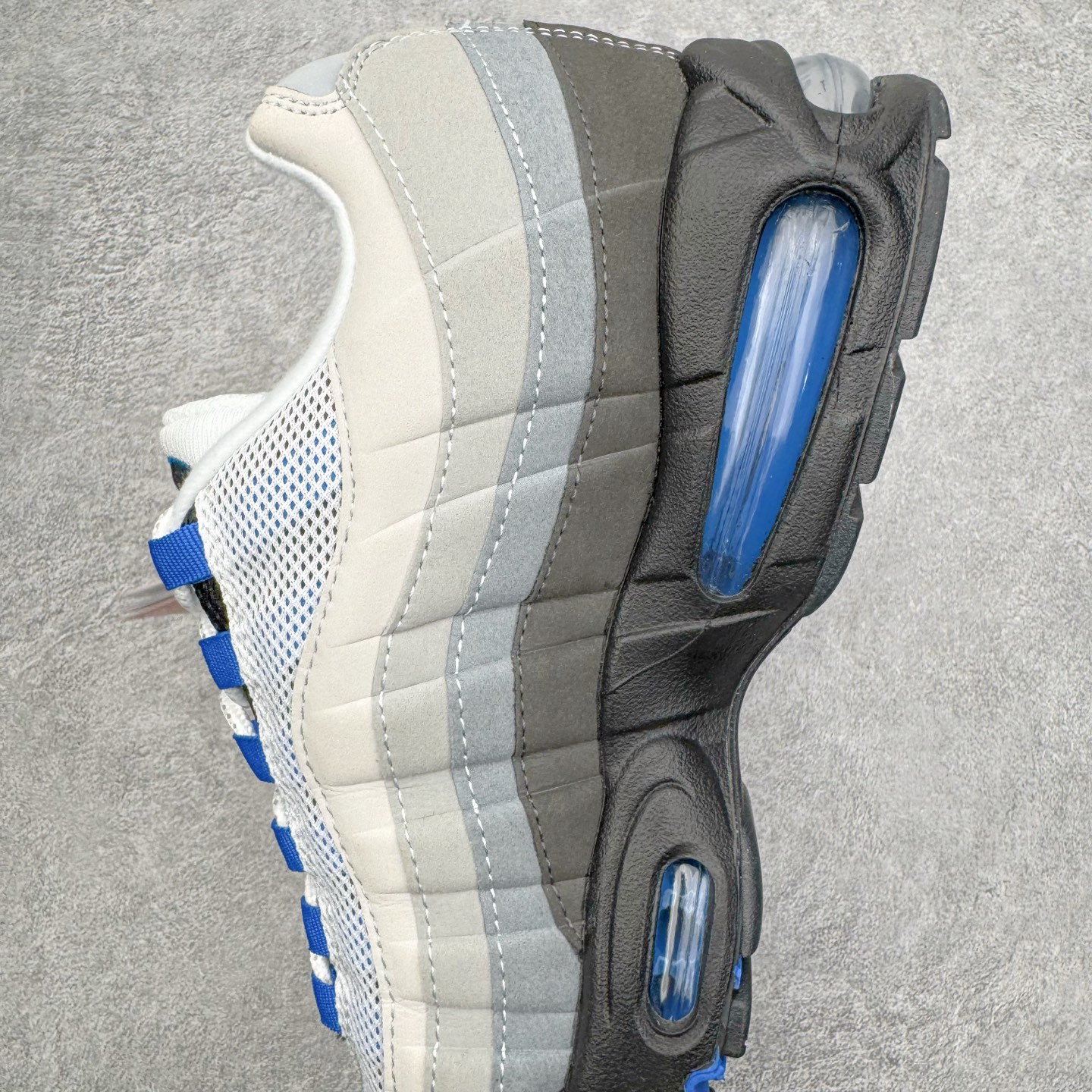 图片[7]-＃纯原 NK Air Max 95 复古减震气垫跑鞋 灰蓝 IM7410-100 经典重温 外单专供大厂出品 品质稳定 一百余色 终端操作 鞋款设计灵感源于人体构造 中底设计基于人体的脊柱构造 是整体设计的核心 尼龙孔眼代表了肋骨 而分层式面板和网眼象征着肌肉纤维和肉体组织 Air Max 95采用了两个独立的吹塑成型的Air-Sole单元 并首次在前掌使用可视化气垫设计 Swoosh logo夜当作一个 点符号放在了鞋子的后帮位置 20年的发展让 AIR MAX 95有了不同的故事 20年后再度面向世人的时候 焕然一新的面貌 让人有了另外一种清新脱俗的感觉 尺码：36 36.5 37.5 38 38.5 39 40 40.5 41 42 42.5 43 44 44.5 45 46 47.5-选品中心