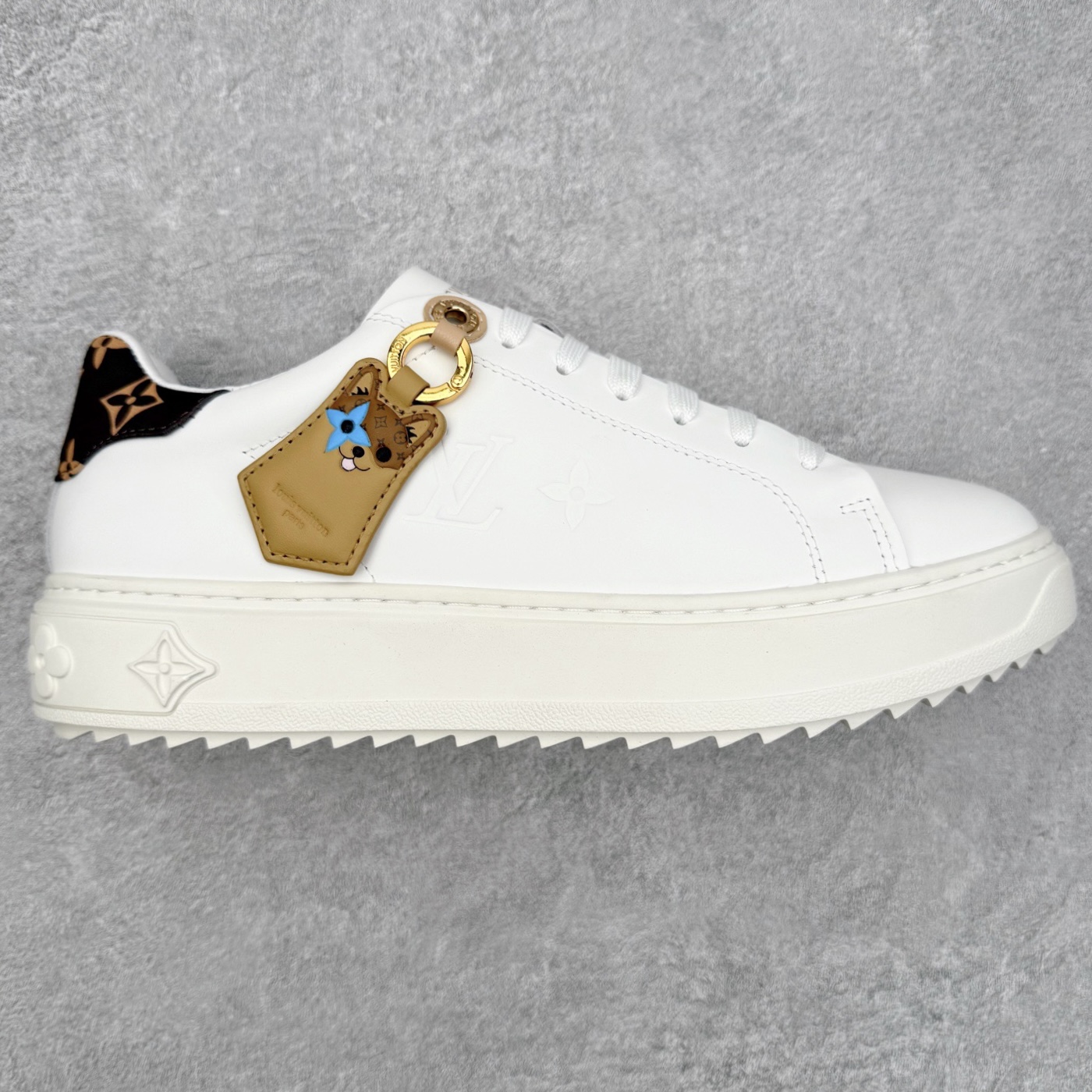 ＃FS Louis Vuitton 路易威登 lv Time Out 低帮时尚运动板鞋 为舒软小牛皮革压印金属质感 Monogram 图案 再令 Louis 和vuitton 装饰点缀鞋带 与卢勒克斯金属线共同 释放莹泽光芒 搭配后部 Monogram帆布饰边和加厚胎面橡胶外底 鞋面胎牛皮和进口PVC制裁而成 高密度进口电脑车线工艺、经典LOGO跟PVC完美结合 原版大底开模 内里采用进口羊皮 超软皮内里+鞋垫 最新LV/路易威登 杨幂 关晓彤 官方等多明星网红同款 快手抖音等多平台热推 尺码：35 36 37 38 39 40 41 42 43 44-选品中心