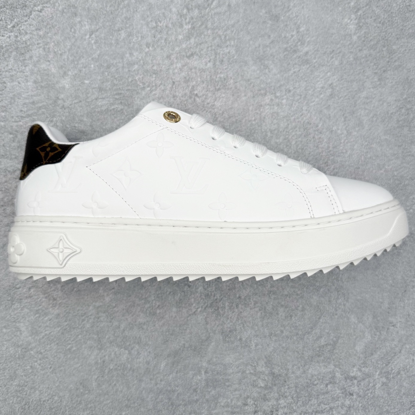 图片[8]-＃FS Louis Vuitton 路易威登 lv Time Out 低帮时尚运动板鞋 为舒软小牛皮革压印金属质感 Monogram 图案 再令 Louis 和vuitton 装饰点缀鞋带 与卢勒克斯金属线共同 释放莹泽光芒 搭配后部 Monogram帆布饰边和加厚胎面橡胶外底 鞋面胎牛皮和进口PVC制裁而成 高密度进口电脑车线工艺、经典LOGO跟PVC完美结合 原版大底开模 内里采用进口羊皮 超软皮内里+鞋垫 最新LV/路易威登 杨幂 关晓彤 官方等多明星网红同款 快手抖音等多平台热推 尺码：35 36 37 38 39 40 41 42 43 44-选品中心