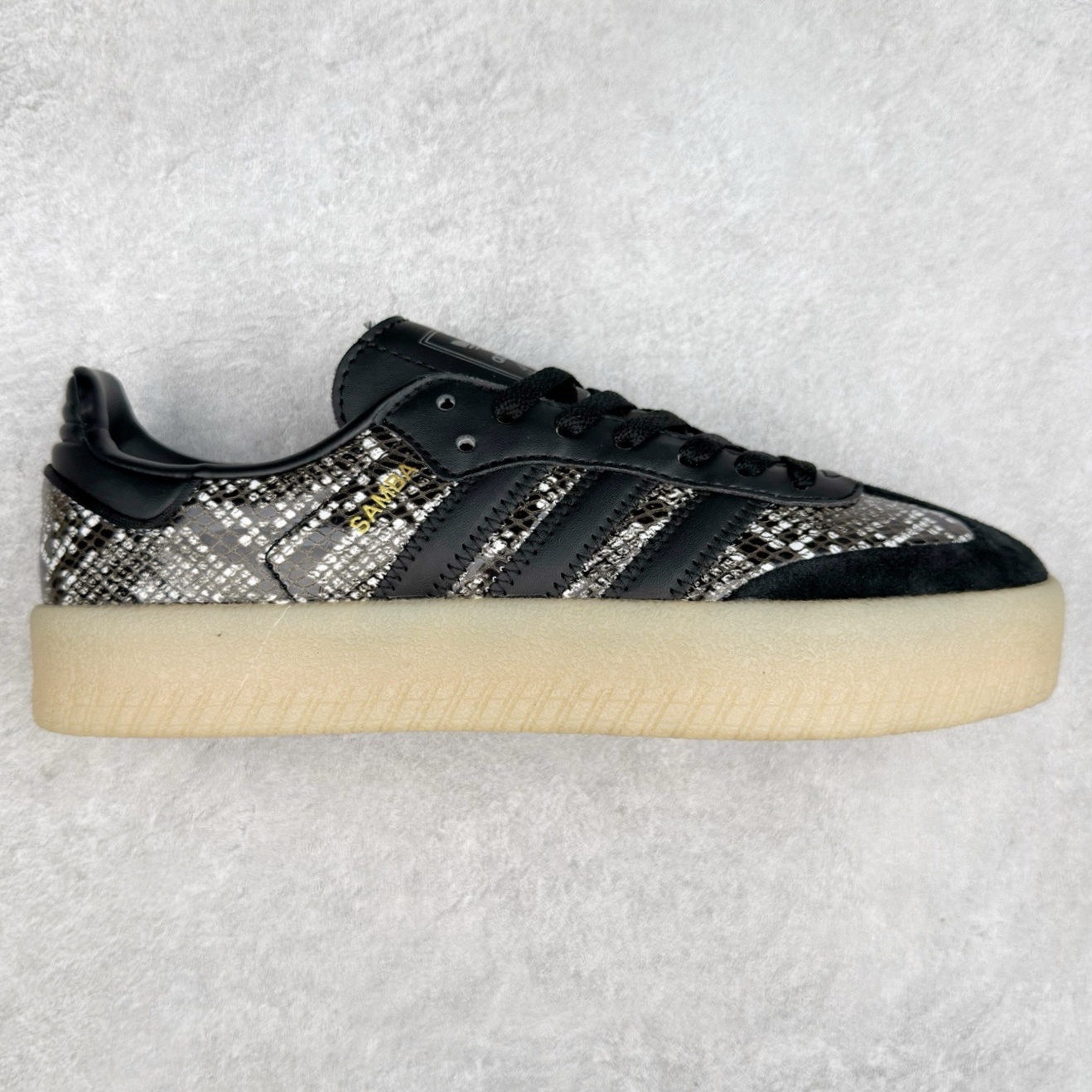 图片[3]-＃福利特价 AD Samba XLG 桑巴舞加大厚底版系列德训风百搭松糕休闲运动板鞋生胶底 自Originals Samba成功借势Blokecore风潮一跃成为街头巷尾的焦点鞋款后,不论是围绕Samba本身打造的各式「变种版本」,还是以Samba为蓝本打造联名鞋款,都成为了时尚潮流人士日常穿搭首选。Samba XLG是adidas Originals不断扩展XLG系列的一部分,旨在与年轻文化相契合,迎合那些希望通过个性时尚表达自我而不愿牺牲舒适度的年轻群体。街头时尚领域的Gen Z特别偏爱宽松的穿着风格。Samba XLG针对这一点做了创新。它在延续Samba OG经典设计的基础上,迎合年轻群体的穿着习惯,重塑为宽大的鞋身比例轮廓以及加厚中底,让消费者轻松展示自己独特的风格。全新的Samba XLG系列不仅迎合了当下年轻群体的穿搭习惯,加宽了鞋身比例以及将中底进一步增厚,在视觉比例上更加饱满,同时还保留了经典Samba的细节,这样一来,鞋迷朋友在穿搭上不仅能更加个性化,而且还能延续一定的复古感受。尺码：36 36⅔ 37⅓ 38 38⅔ 39⅓ 40 40⅔ 41⅓ 42 42⅔ 43⅓ 44 45-选品中心