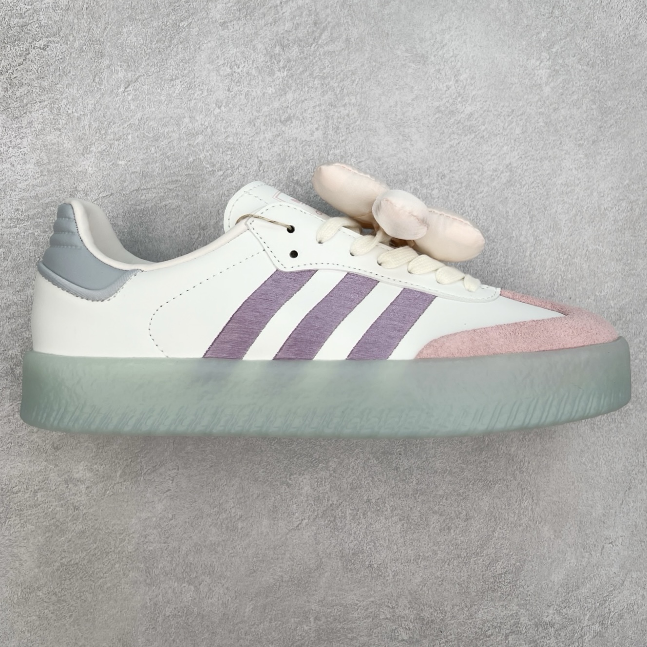 ＃福利特价 AD Samba XLG 桑巴舞加大厚底版系列德训风百搭松糕休闲运动板鞋生胶底 自Originals Samba成功借势Blokecore风潮一跃成为街头巷尾的焦点鞋款后,不论是围绕Samba本身打造的各式「变种版本」,还是以Samba为蓝本打造联名鞋款,都成为了时尚潮流人士日常穿搭首选。Samba XLG是adidas Originals不断扩展XLG系列的一部分,旨在与年轻文化相契合,迎合那些希望通过个性时尚表达自我而不愿牺牲舒适度的年轻群体。街头时尚领域的Gen Z特别偏爱宽松的穿着风格。Samba XLG针对这一点做了创新。它在延续Samba OG经典设计的基础上,迎合年轻群体的穿着习惯,重塑为宽大的鞋身比例轮廓以及加厚中底,让消费者轻松展示自己独特的风格。全新的Samba XLG系列不仅迎合了当下年轻群体的穿搭习惯,加宽了鞋身比例以及将中底进一步增厚,在视觉比例上更加饱满,同时还保留了经典Samba的细节,这样一来,鞋迷朋友在穿搭上不仅能更加个性化,而且还能延续一定的复古感受。尺码：36 36⅔ 37⅓ 38 38⅔ 39⅓ 40 40⅔ 41⅓ 42 42⅔ 43⅓ 44 45-选品中心