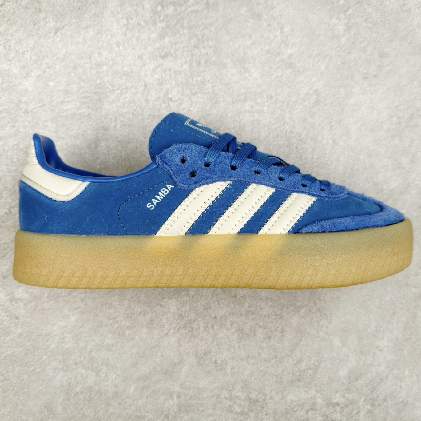 ＃福利特价 AD Samba XLG 桑巴舞加大厚底版系列德训风百搭松糕休闲运动板鞋生胶底 自Originals Samba成功借势Blokecore风潮一跃成为街头巷尾的焦点鞋款后,不论是围绕Samba本身打造的各式「变种版本」,还是以Samba为蓝本打造联名鞋款,都成为了时尚潮流人士日常穿搭首选。Samba XLG是adidas Originals不断扩展XLG系列的一部分,旨在与年轻文化相契合,迎合那些希望通过个性时尚表达自我而不愿牺牲舒适度的年轻群体。街头时尚领域的Gen Z特别偏爱宽松的穿着风格。Samba XLG针对这一点做了创新。它在延续Samba OG经典设计的基础上,迎合年轻群体的穿着习惯,重塑为宽大的鞋身比例轮廓以及加厚中底,让消费者轻松展示自己独特的风格。全新的Samba XLG系列不仅迎合了当下年轻群体的穿搭习惯,加宽了鞋身比例以及将中底进一步增厚,在视觉比例上更加饱满,同时还保留了经典Samba的细节,这样一来,鞋迷朋友在穿搭上不仅能更加个性化,而且还能延续一定的复古感受。尺码：36 36⅔ 37⅓ 38 38⅔ 39⅓ 40 40⅔ 41⅓ 42 42⅔ 43⅓ 44 45-选品中心