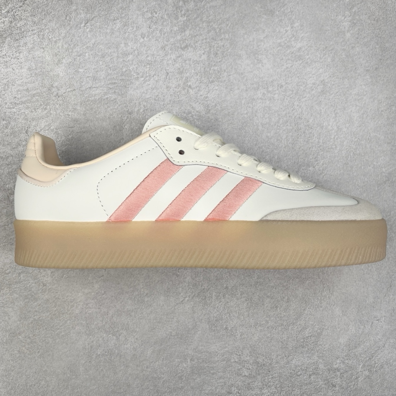 ＃福利特价 AD Samba XLG 桑巴舞加大厚底版系列德训风百搭松糕休闲运动板鞋生胶底 自Originals Samba成功借势Blokecore风潮一跃成为街头巷尾的焦点鞋款后,不论是围绕Samba本身打造的各式「变种版本」,还是以Samba为蓝本打造联名鞋款,都成为了时尚潮流人士日常穿搭首选。Samba XLG是adidas Originals不断扩展XLG系列的一部分,旨在与年轻文化相契合,迎合那些希望通过个性时尚表达自我而不愿牺牲舒适度的年轻群体。街头时尚领域的Gen Z特别偏爱宽松的穿着风格。Samba XLG针对这一点做了创新。它在延续Samba OG经典设计的基础上,迎合年轻群体的穿着习惯,重塑为宽大的鞋身比例轮廓以及加厚中底,让消费者轻松展示自己独特的风格。全新的Samba XLG系列不仅迎合了当下年轻群体的穿搭习惯,加宽了鞋身比例以及将中底进一步增厚,在视觉比例上更加饱满,同时还保留了经典Samba的细节,这样一来,鞋迷朋友在穿搭上不仅能更加个性化,而且还能延续一定的复古感受。尺码：36 36⅔ 37⅓ 38 38⅔ 39⅓ 40 40⅔ 41⅓ 42 42⅔ 43⅓ 44 45-选品中心