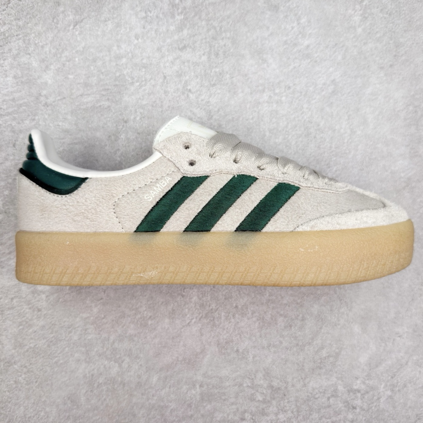 ＃福利特价 AD Samba XLG 桑巴舞加大厚底版系列德训风百搭松糕休闲运动板鞋生胶底 自Originals Samba成功借势Blokecore风潮一跃成为街头巷尾的焦点鞋款后,不论是围绕Samba本身打造的各式「变种版本」,还是以Samba为蓝本打造联名鞋款,都成为了时尚潮流人士日常穿搭首选。Samba XLG是adidas Originals不断扩展XLG系列的一部分,旨在与年轻文化相契合,迎合那些希望通过个性时尚表达自我而不愿牺牲舒适度的年轻群体。街头时尚领域的Gen Z特别偏爱宽松的穿着风格。Samba XLG针对这一点做了创新。它在延续Samba OG经典设计的基础上,迎合年轻群体的穿着习惯,重塑为宽大的鞋身比例轮廓以及加厚中底,让消费者轻松展示自己独特的风格。全新的Samba XLG系列不仅迎合了当下年轻群体的穿搭习惯,加宽了鞋身比例以及将中底进一步增厚,在视觉比例上更加饱满,同时还保留了经典Samba的细节,这样一来,鞋迷朋友在穿搭上不仅能更加个性化,而且还能延续一定的复古感受。尺码：36 36⅔ 37⅓ 38 38⅔ 39⅓ 40 40⅔ 41⅓ 42 42⅔ 43⅓ 44 45-选品中心