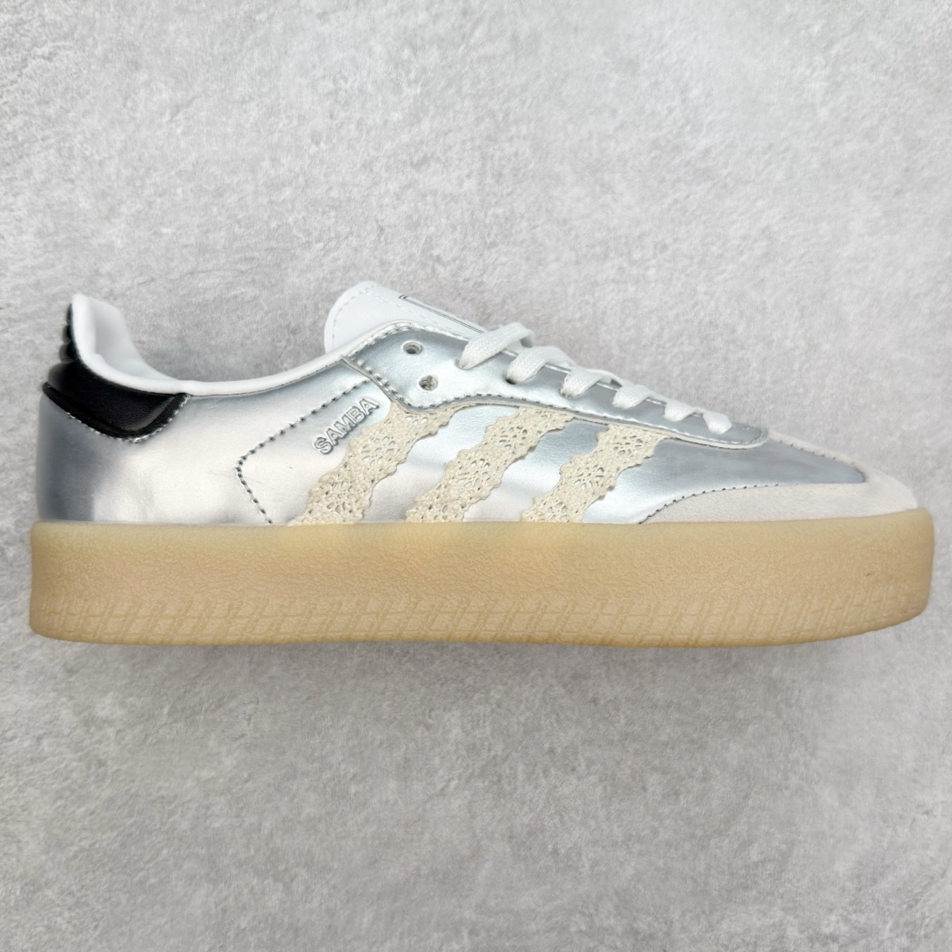 ＃福利特价 AD Samba XLG 桑巴舞加大厚底版系列德训风百搭松糕休闲运动板鞋生胶底 自Originals Samba成功借势Blokecore风潮一跃成为街头巷尾的焦点鞋款后,不论是围绕Samba本身打造的各式「变种版本」,还是以Samba为蓝本打造联名鞋款,都成为了时尚潮流人士日常穿搭首选。Samba XLG是adidas Originals不断扩展XLG系列的一部分,旨在与年轻文化相契合,迎合那些希望通过个性时尚表达自我而不愿牺牲舒适度的年轻群体。街头时尚领域的Gen Z特别偏爱宽松的穿着风格。Samba XLG针对这一点做了创新。它在延续Samba OG经典设计的基础上,迎合年轻群体的穿着习惯,重塑为宽大的鞋身比例轮廓以及加厚中底,让消费者轻松展示自己独特的风格。全新的Samba XLG系列不仅迎合了当下年轻群体的穿搭习惯,加宽了鞋身比例以及将中底进一步增厚,在视觉比例上更加饱满,同时还保留了经典Samba的细节,这样一来,鞋迷朋友在穿搭上不仅能更加个性化,而且还能延续一定的复古感受。尺码：36 36⅔ 37⅓ 38 38⅔ 39⅓ 40 40⅔ 41⅓ 42 42⅔ 43⅓ 44 45-选品中心