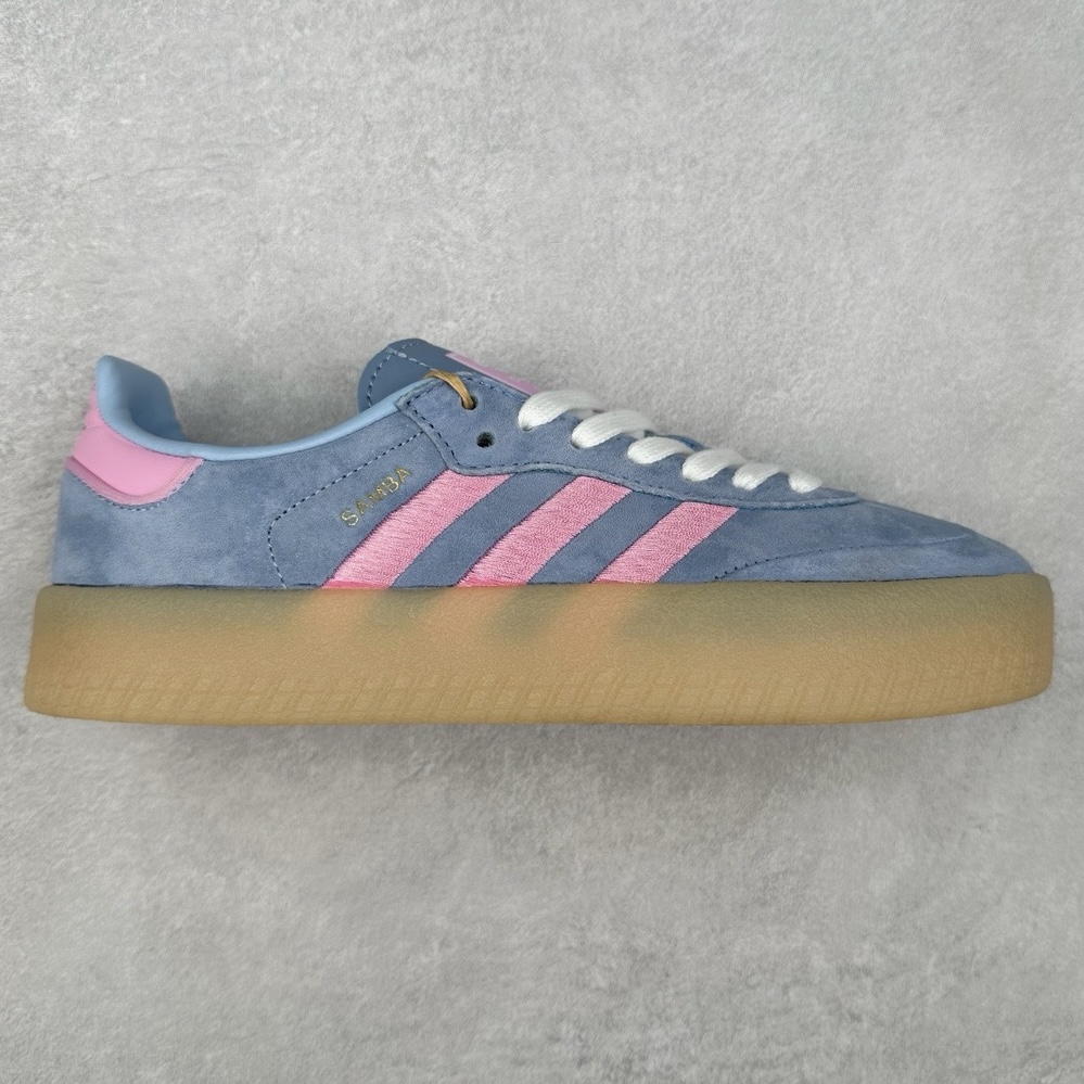 ＃福利特价 AD Samba XLG 桑巴舞加大厚底版系列德训风百搭松糕休闲运动板鞋生胶底 自Originals Samba成功借势Blokecore风潮一跃成为街头巷尾的焦点鞋款后,不论是围绕Samba本身打造的各式「变种版本」,还是以Samba为蓝本打造联名鞋款,都成为了时尚潮流人士日常穿搭首选。Samba XLG是adidas Originals不断扩展XLG系列的一部分,旨在与年轻文化相契合,迎合那些希望通过个性时尚表达自我而不愿牺牲舒适度的年轻群体。街头时尚领域的Gen Z特别偏爱宽松的穿着风格。Samba XLG针对这一点做了创新。它在延续Samba OG经典设计的基础上,迎合年轻群体的穿着习惯,重塑为宽大的鞋身比例轮廓以及加厚中底,让消费者轻松展示自己独特的风格。全新的Samba XLG系列不仅迎合了当下年轻群体的穿搭习惯,加宽了鞋身比例以及将中底进一步增厚,在视觉比例上更加饱满,同时还保留了经典Samba的细节,这样一来,鞋迷朋友在穿搭上不仅能更加个性化,而且还能延续一定的复古感受。尺码：36 36⅔ 37⅓ 38 38⅔ 39⅓ 40 40⅔ 41⅓ 42 42⅔ 43⅓ 44 45-选品中心