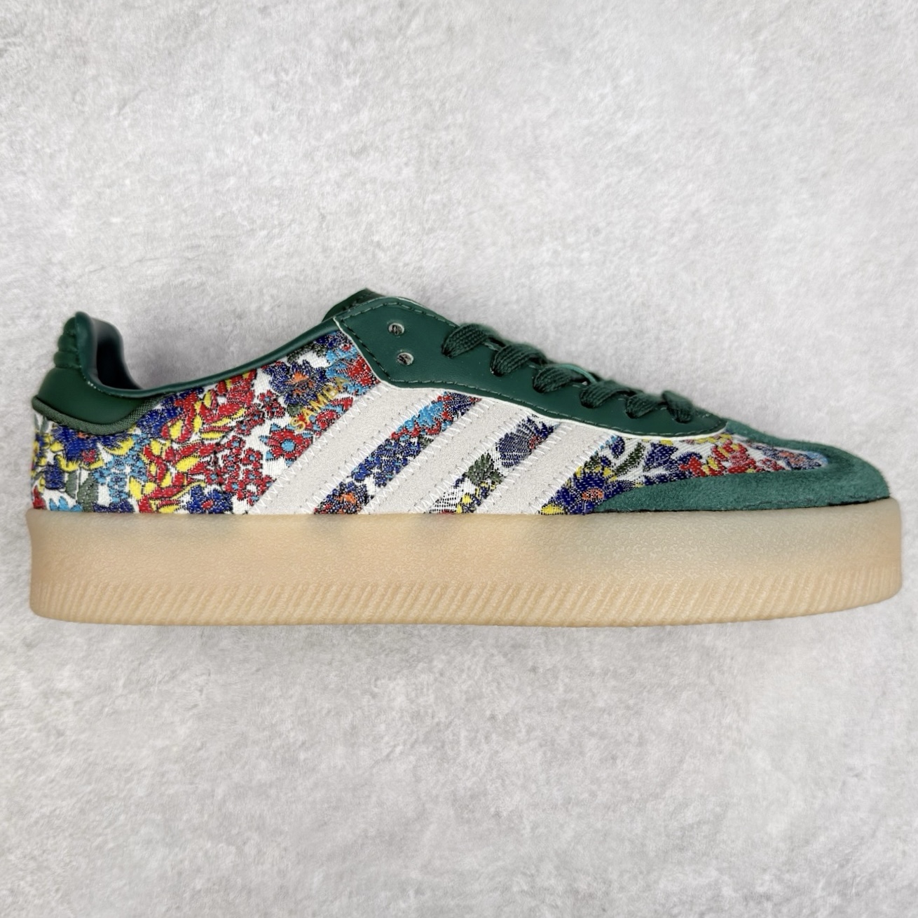 ＃福利特价 AD Samba XLG 桑巴舞加大厚底版系列德训风百搭松糕休闲运动板鞋生胶底 自Originals Samba成功借势Blokecore风潮一跃成为街头巷尾的焦点鞋款后,不论是围绕Samba本身打造的各式「变种版本」,还是以Samba为蓝本打造联名鞋款,都成为了时尚潮流人士日常穿搭首选。Samba XLG是adidas Originals不断扩展XLG系列的一部分,旨在与年轻文化相契合,迎合那些希望通过个性时尚表达自我而不愿牺牲舒适度的年轻群体。街头时尚领域的Gen Z特别偏爱宽松的穿着风格。Samba XLG针对这一点做了创新。它在延续Samba OG经典设计的基础上,迎合年轻群体的穿着习惯,重塑为宽大的鞋身比例轮廓以及加厚中底,让消费者轻松展示自己独特的风格。全新的Samba XLG系列不仅迎合了当下年轻群体的穿搭习惯,加宽了鞋身比例以及将中底进一步增厚,在视觉比例上更加饱满,同时还保留了经典Samba的细节,这样一来,鞋迷朋友在穿搭上不仅能更加个性化,而且还能延续一定的复古感受。尺码：36 36⅔ 37⅓ 38 38⅔ 39⅓ 40 40⅔ 41⅓ 42 42⅔ 43⅓ 44 45-选品中心