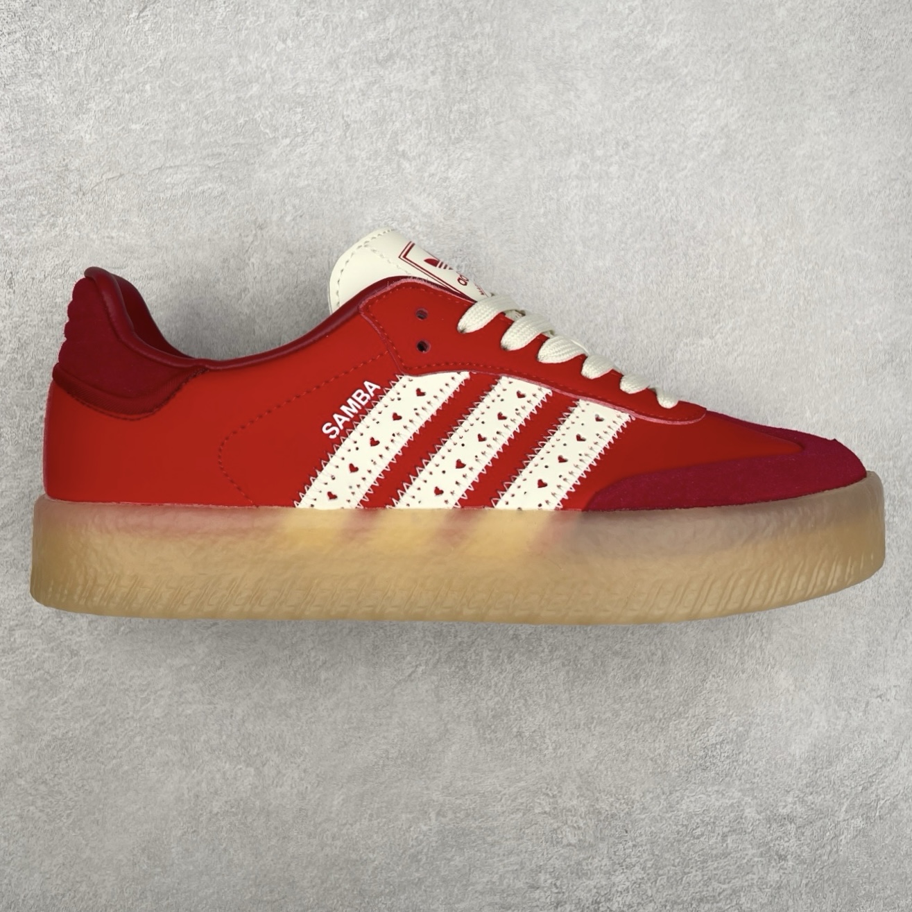 ＃福利特价 AD Samba XLG 桑巴舞加大厚底版系列德训风百搭松糕休闲运动板鞋生胶底 自Originals Samba成功借势Blokecore风潮一跃成为街头巷尾的焦点鞋款后,不论是围绕Samba本身打造的各式「变种版本」,还是以Samba为蓝本打造联名鞋款,都成为了时尚潮流人士日常穿搭首选。Samba XLG是adidas Originals不断扩展XLG系列的一部分,旨在与年轻文化相契合,迎合那些希望通过个性时尚表达自我而不愿牺牲舒适度的年轻群体。街头时尚领域的Gen Z特别偏爱宽松的穿着风格。Samba XLG针对这一点做了创新。它在延续Samba OG经典设计的基础上,迎合年轻群体的穿着习惯,重塑为宽大的鞋身比例轮廓以及加厚中底,让消费者轻松展示自己独特的风格。全新的Samba XLG系列不仅迎合了当下年轻群体的穿搭习惯,加宽了鞋身比例以及将中底进一步增厚,在视觉比例上更加饱满,同时还保留了经典Samba的细节,这样一来,鞋迷朋友在穿搭上不仅能更加个性化,而且还能延续一定的复古感受。尺码：36 36⅔ 37⅓ 38 38⅔ 39⅓ 40 40⅔ 41⅓ 42 42⅔ 43⅓ 44 45-选品中心