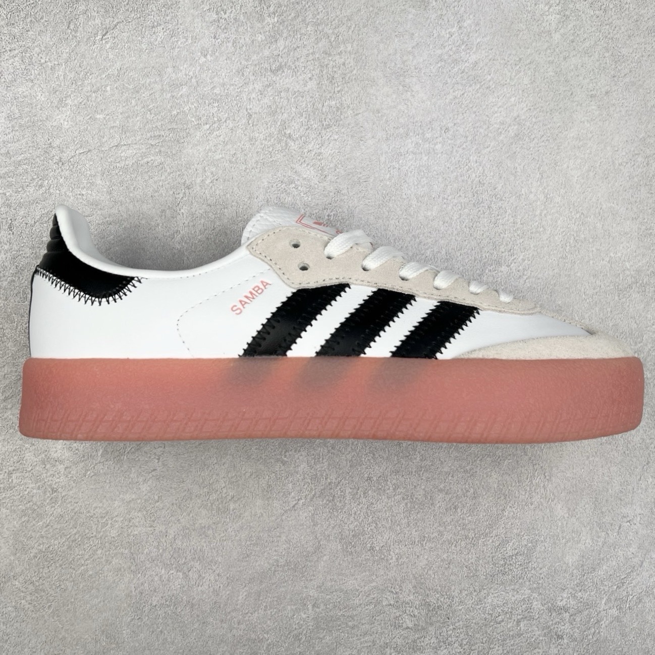 ＃福利特价 AD Samba XLG 桑巴舞加大厚底版系列德训风百搭松糕休闲运动板鞋生胶底 自Originals Samba成功借势Blokecore风潮一跃成为街头巷尾的焦点鞋款后,不论是围绕Samba本身打造的各式「变种版本」,还是以Samba为蓝本打造联名鞋款,都成为了时尚潮流人士日常穿搭首选。Samba XLG是adidas Originals不断扩展XLG系列的一部分,旨在与年轻文化相契合,迎合那些希望通过个性时尚表达自我而不愿牺牲舒适度的年轻群体。街头时尚领域的Gen Z特别偏爱宽松的穿着风格。Samba XLG针对这一点做了创新。它在延续Samba OG经典设计的基础上,迎合年轻群体的穿着习惯,重塑为宽大的鞋身比例轮廓以及加厚中底,让消费者轻松展示自己独特的风格。全新的Samba XLG系列不仅迎合了当下年轻群体的穿搭习惯,加宽了鞋身比例以及将中底进一步增厚,在视觉比例上更加饱满,同时还保留了经典Samba的细节,这样一来,鞋迷朋友在穿搭上不仅能更加个性化,而且还能延续一定的复古感受。尺码：36 36⅔ 37⅓ 38 38⅔ 39⅓ 40 40⅔ 41⅓ 42 42⅔ 43⅓ 44 45-选品中心
