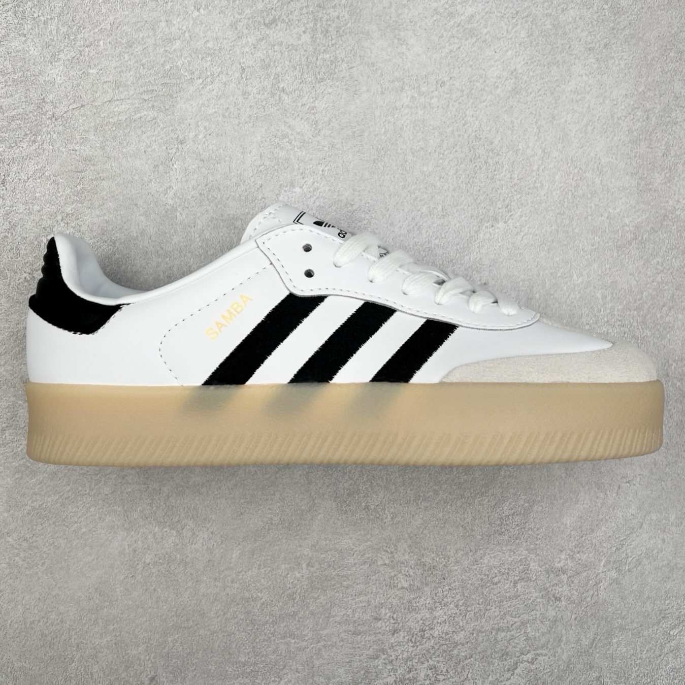 ＃福利特价 AD Samba XLG 桑巴舞加大厚底版系列德训风百搭松糕休闲运动板鞋生胶底 自Originals Samba成功借势Blokecore风潮一跃成为街头巷尾的焦点鞋款后,不论是围绕Samba本身打造的各式「变种版本」,还是以Samba为蓝本打造联名鞋款,都成为了时尚潮流人士日常穿搭首选。Samba XLG是adidas Originals不断扩展XLG系列的一部分,旨在与年轻文化相契合,迎合那些希望通过个性时尚表达自我而不愿牺牲舒适度的年轻群体。街头时尚领域的Gen Z特别偏爱宽松的穿着风格。Samba XLG针对这一点做了创新。它在延续Samba OG经典设计的基础上,迎合年轻群体的穿着习惯,重塑为宽大的鞋身比例轮廓以及加厚中底,让消费者轻松展示自己独特的风格。全新的Samba XLG系列不仅迎合了当下年轻群体的穿搭习惯,加宽了鞋身比例以及将中底进一步增厚,在视觉比例上更加饱满,同时还保留了经典Samba的细节,这样一来,鞋迷朋友在穿搭上不仅能更加个性化,而且还能延续一定的复古感受。尺码：36 36⅔ 37⅓ 38 38⅔ 39⅓ 40 40⅔ 41⅓ 42 42⅔ 43⅓ 44 45-选品中心
