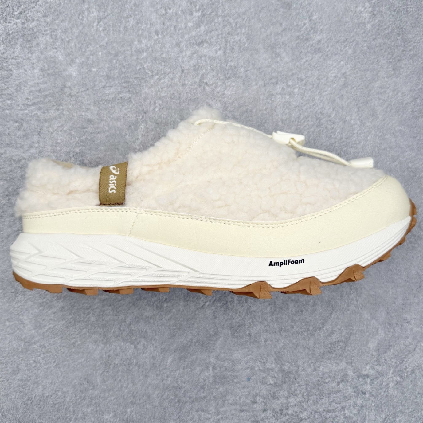 ASICS Gel-Sonoma WT 泰迪毛毛拖 时尚复古 一脚蹬 耐磨保暖 生活休闲鞋 男女同款 ASICS（亚瑟士）是日本实业家鬼冢喜八郎创立的跑鞋运动品牌，名字想法源自著名的拉丁谚语“AnimaSana In Corpore Sano”，意为“健全的精神寓于强健的体魄”。正如其名字的含义，ASICS亚瑟士一直坚信保持身体的健康与活力是打造健康快乐的生活方式的最佳途径。亚瑟士的跑鞋、篮球鞋等系列集专业与美貌于一身，拥有极高的热度。2016年，ASICS在“2016年日本最佳全球品牌”排行榜名列第17名。尺码：36 37 37.5 38 39 39.5 40 40.5 41.5 42 42.5 43.5 44 45-选品中心