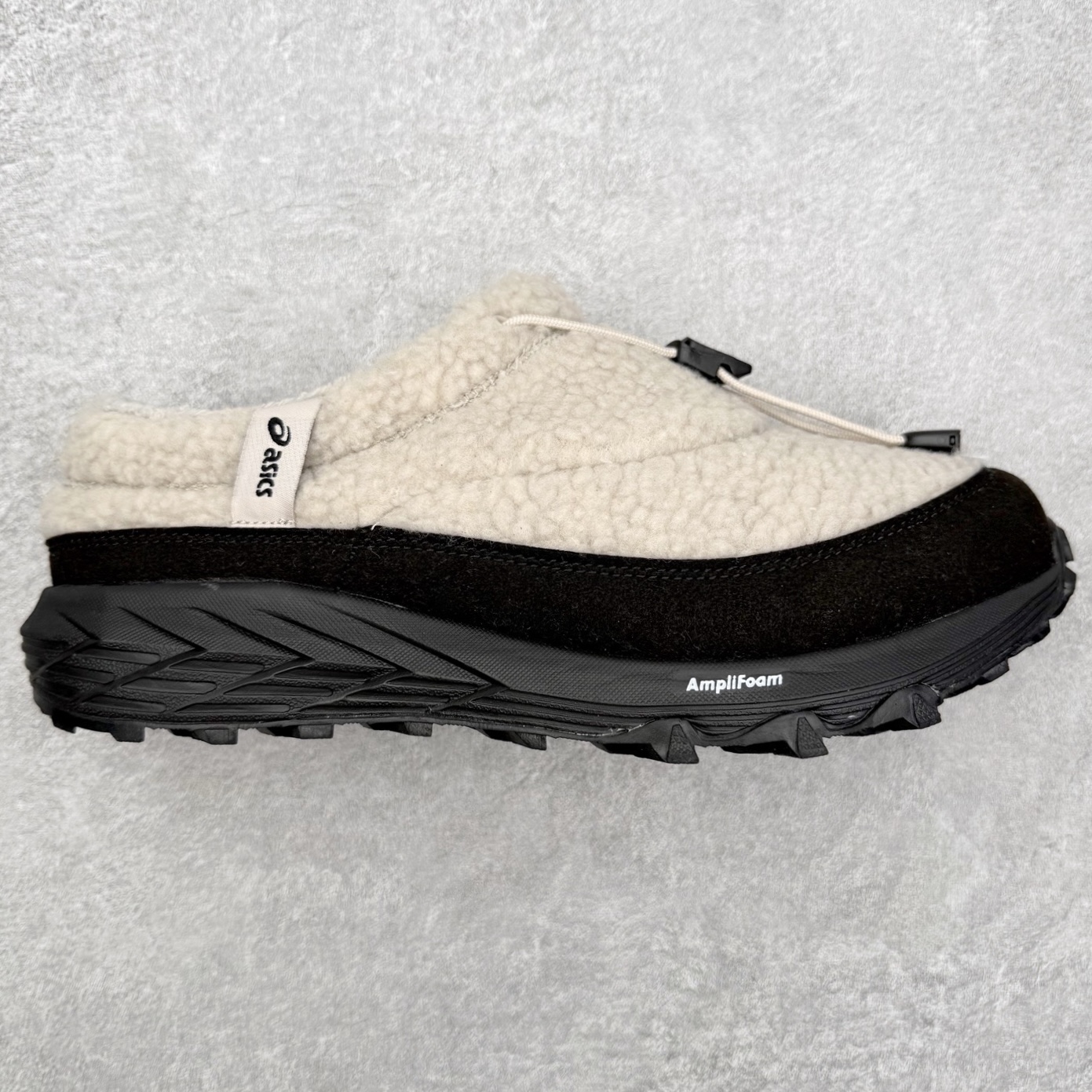 ASICS Gel-Sonoma WT 泰迪毛毛拖 时尚复古 一脚蹬 耐磨保暖 生活休闲鞋 男女同款 ASICS（亚瑟士）是日本实业家鬼冢喜八郎创立的跑鞋运动品牌，名字想法源自著名的拉丁谚语“AnimaSana In Corpore Sano”，意为“健全的精神寓于强健的体魄”。正如其名字的含义，ASICS亚瑟士一直坚信保持身体的健康与活力是打造健康快乐的生活方式的最佳途径。亚瑟士的跑鞋、篮球鞋等系列集专业与美貌于一身，拥有极高的热度。2016年，ASICS在“2016年日本最佳全球品牌”排行榜名列第17名。尺码：36 37 37.5 38 39 39.5 40 40.5 41.5 42 42.5 43.5 44 45-选品中心