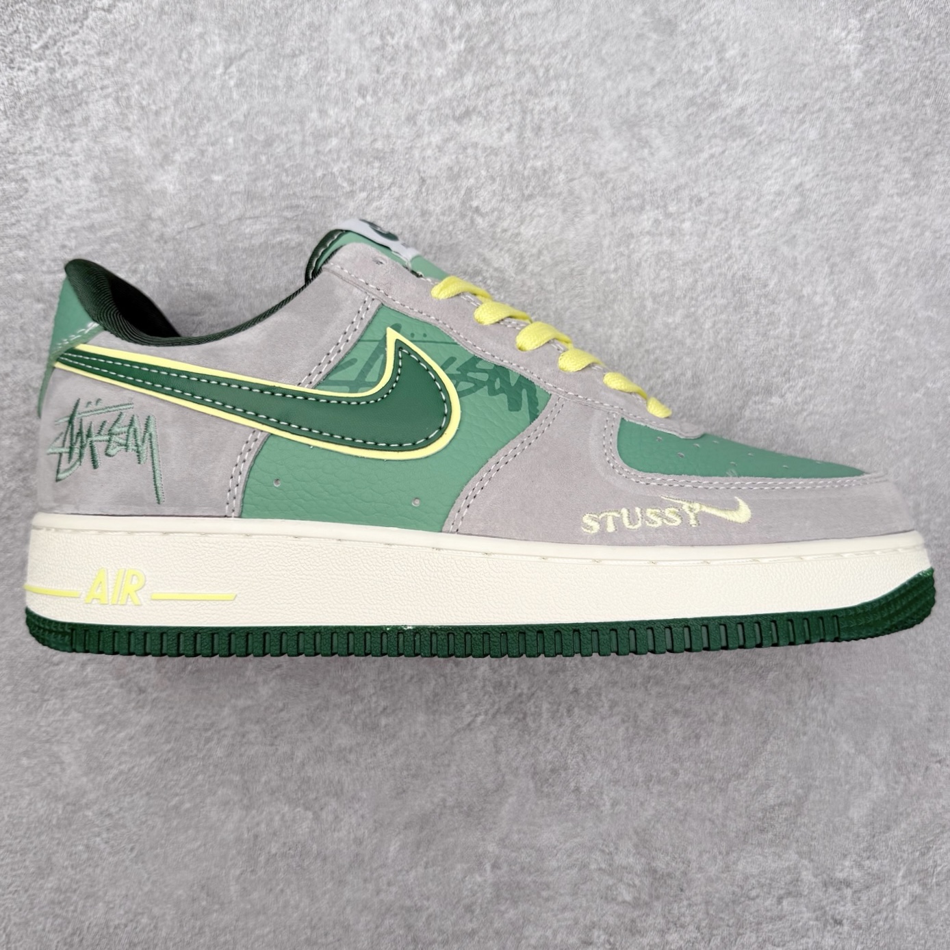 NK Air Force 1´07 Low 空军一号低帮百搭休闲运动板鞋 SS1979-007 柔软、弹性十足的缓震性能和出色的中底设计 横跨复古与现代的外型结合 造就出风靡全球 三十多年的Force 1 直到今天还深受青睐 实拍调校N版已经零色差零失真 百分百还原实物色彩所见即所得 不存在货不对板色差等低级问题 选购参考实物拍摄 不混卖不参货 只用心做好货严格选品 承诺混一赔十 尺码：36 36.5 37.5 38 38.5 39 40 40.5 41 42 42.5 43 44 44.5 45-选品中心