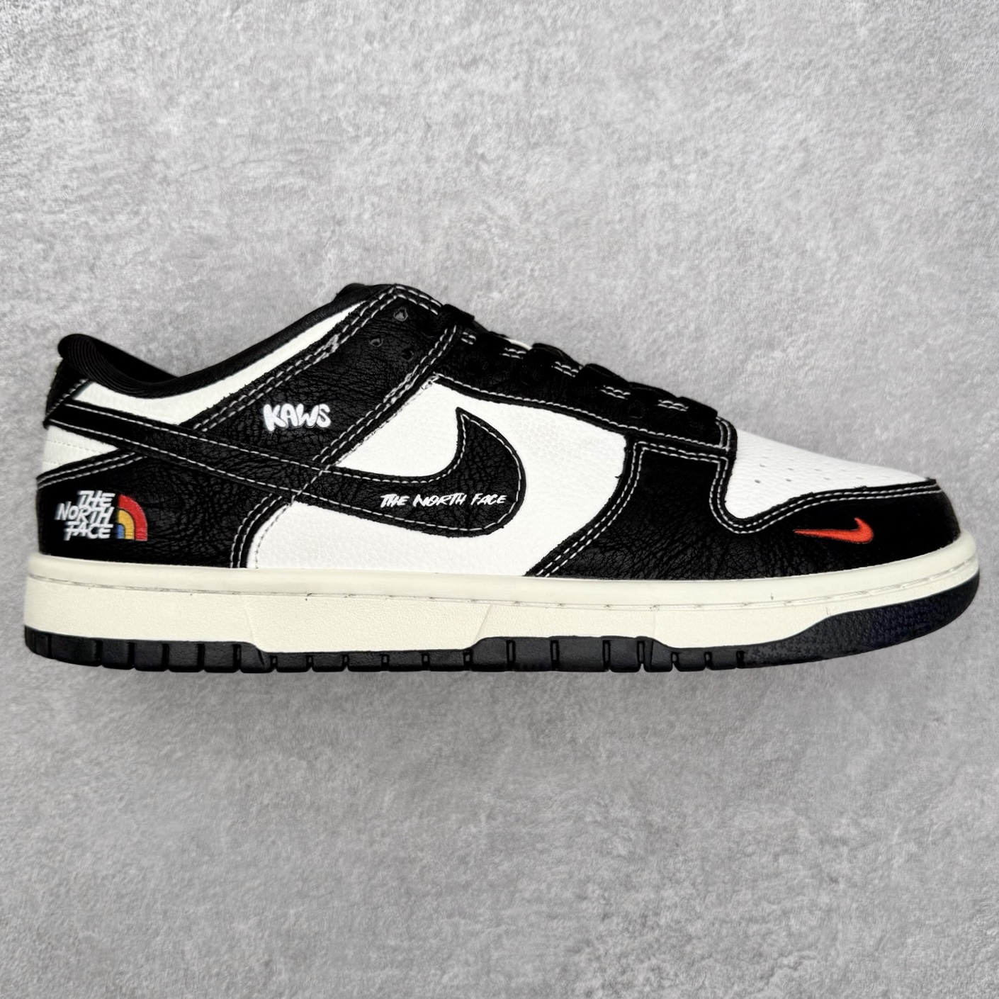 NK Dunk Low 定制配色 YY9511-915 大厂出品 极力推荐 原装头层材料 独家版型蒸餾加工帶來的是更好的视觉和脚感体验大厂纯原品质出货 清洁度 电绣工艺 皮料切割干净无任何毛边 细节完美 实拍调校N版已经零色差零失真 百分百还原实物色彩所见即所得 不存在货不对板色差等低级问题 选购参考实物拍摄 不混卖不参货 只用心做好货严格选品 承诺混一赔十 尺码：36 36.5 37.5 38 38.5 39 40 40.5 41 42 42.5 43 44 44.5 45-选品中心