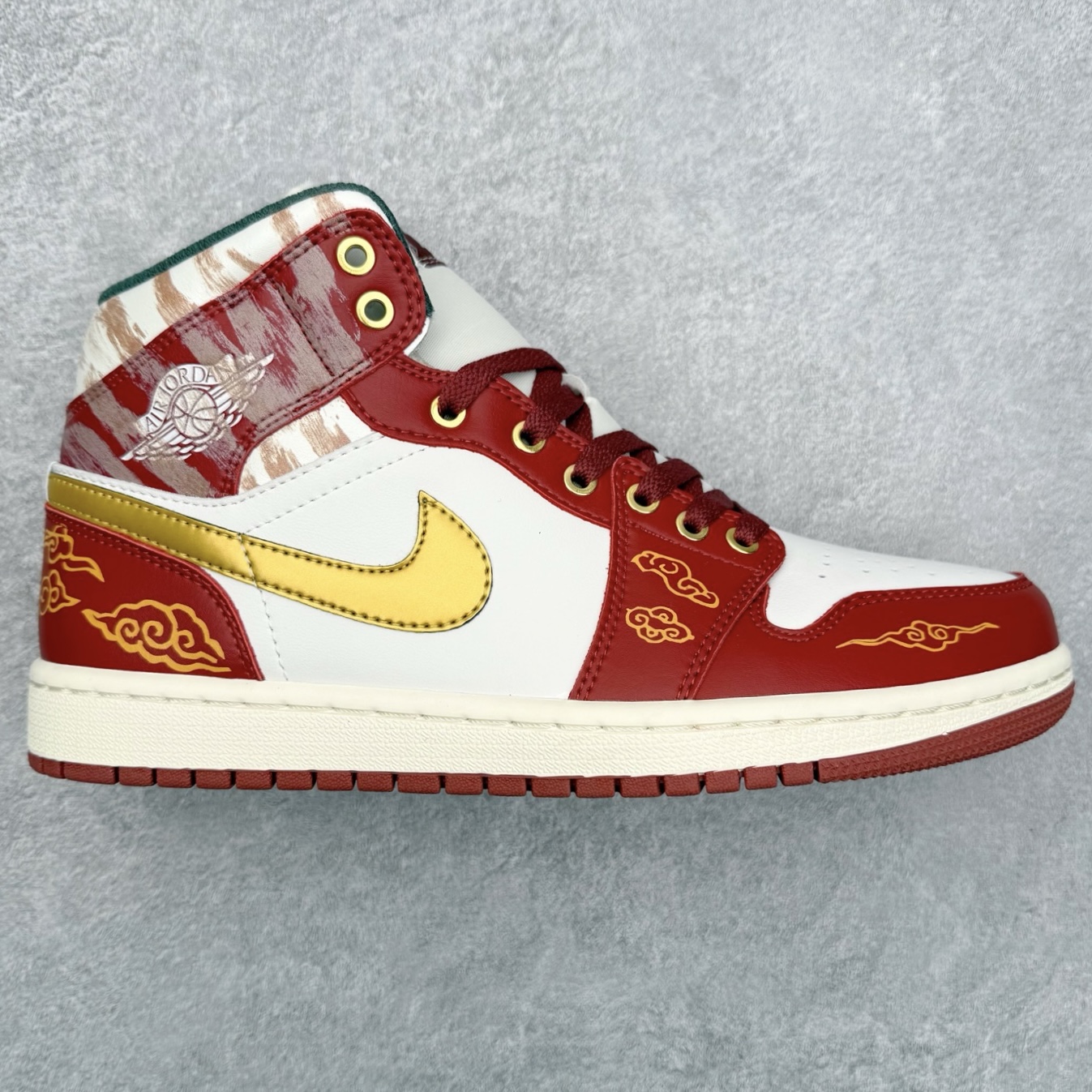 ＃K版 Air Jordan AJ1 Mid 中帮 DQ8426-105 原厂内置全掌气垫 A模大底 头层小牛皮 鞋舌AJ原厂专用牛津布+AJ专用反口珍珠布+原厂无杂质高弹内里海棉 特殊封边弹力鞋带 全网唯一头层牛皮 原鞋开模 拒绝公底 购置公司同步原材料 原汁原味 忠于原版‼️尺码：36 36.5 37.5 38 38.5 39 40 40.5 41 42 42.5 43 44 44.5 45 46 47.5-选品中心