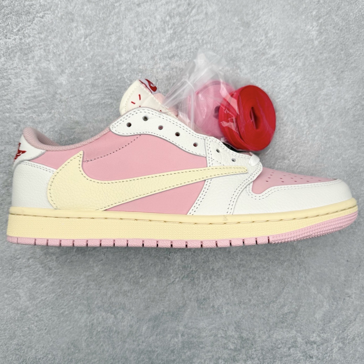 ＃KZ神版莞产 Travis Scott x Air Jordan AJ1 Low OG SP TS联名倒钩低帮 米白粉 DM7866-600 全系列配色 外贸特供批次 新配色不断更新开发 市场中端王者 全套原纸板楦头开发 确保原汁原味 完美呈现一代版型 一比一鞋头弧度高度鞋身弧度 此版本只针对中端市场 细节品控鞋型随意秒杀市面同价位 鞋型完美 不臃肿别扭 头层皮料加持 用料绝不含糊 进口玻璃冲刀皮料裁剪零毛边 电脑针车工艺 超高鞋面清洁度 最高QC检验标准 控制溢胶瑕疵 原盒原配 飞翼3D高频深度立体 工艺方面大到整体鞋型 漏斗收腰 底线拉帮 LOGO立体程度 小到针眼排布 载片对称 冲孔效果 鞋标规范 鞋垫背胶等等 无一不是口碑收割 每双都是一个回头客 尺码：36 36.5 37.5 38 38.5 39 40 40.5 41 42 42.5 43 44 44.5 45 46 47.5-选品中心