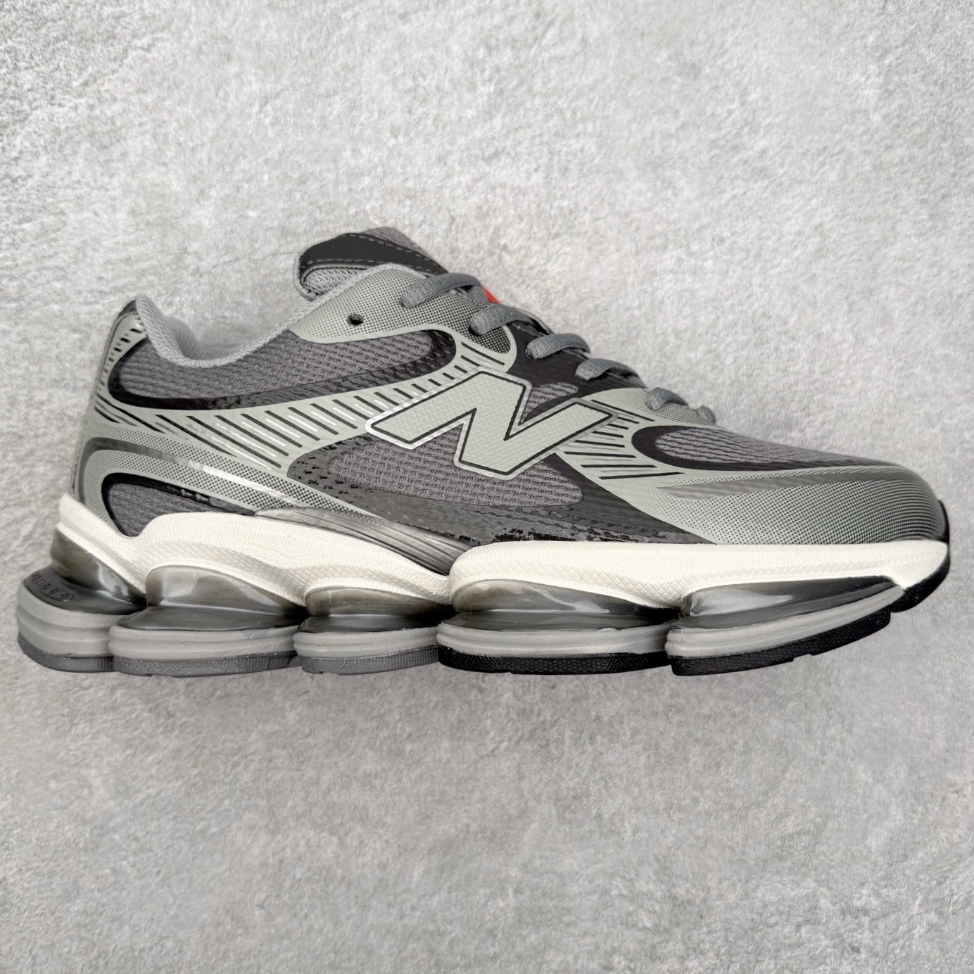 New Balance NB2000 舒适百搭防滑耐磨低帮 休闲跑步鞋 New Balance 在近两年的球鞋市场屡出奇招，在经典鞋型保持进一步增长的同时，推出的每一款新鞋型也都有傲人的战绩。在 327、9060 等鞋型获得成功之后，今天 New Balance 家族又迎来了新鲜血液的注入。这双 New Balance 2000 依然是融合了新旧元素的跑鞋造型，命名为 2000，或许是它的设计理念有着 Y2K 的血统。最大的亮点，在于这双鞋的中底。外侧以五个 ABZORB 单元，带来极具辨识度和冲击力的视觉效果，让这双鞋在外观和脚感方面都颇具吸引力。尺码：36 37 37.5 38 38.5 39 40 40.5 41 42 42.5 43 44 45 46-选品中心