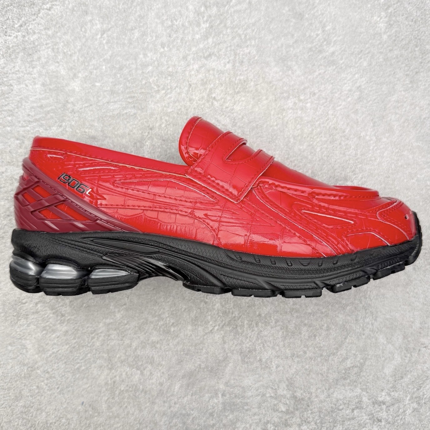 JUNYA WATANABE x New Balance NB 1906R 新百伦联名款舒适百搭防滑低帮生活休闲鞋乐福鞋 Junya Watanabe 和 New Balance 再次联手，推出了全新的合作款——1906 Loafer。这款跨越运动鞋与皮鞋界限的设计。设计将 New Balance 1906R 的技术与经典皮革便鞋的风格完美融合。厚实的鞋底与精致的漆皮鞋面，不仅保留了运动鞋的舒适感，还能轻松驾驭休闲与正式造型。一位国外鞋友对此鞋的评价颇具趣味：“这是开完重要会议后，立马开始 5K 长跑的理想鞋款。”-选品中心