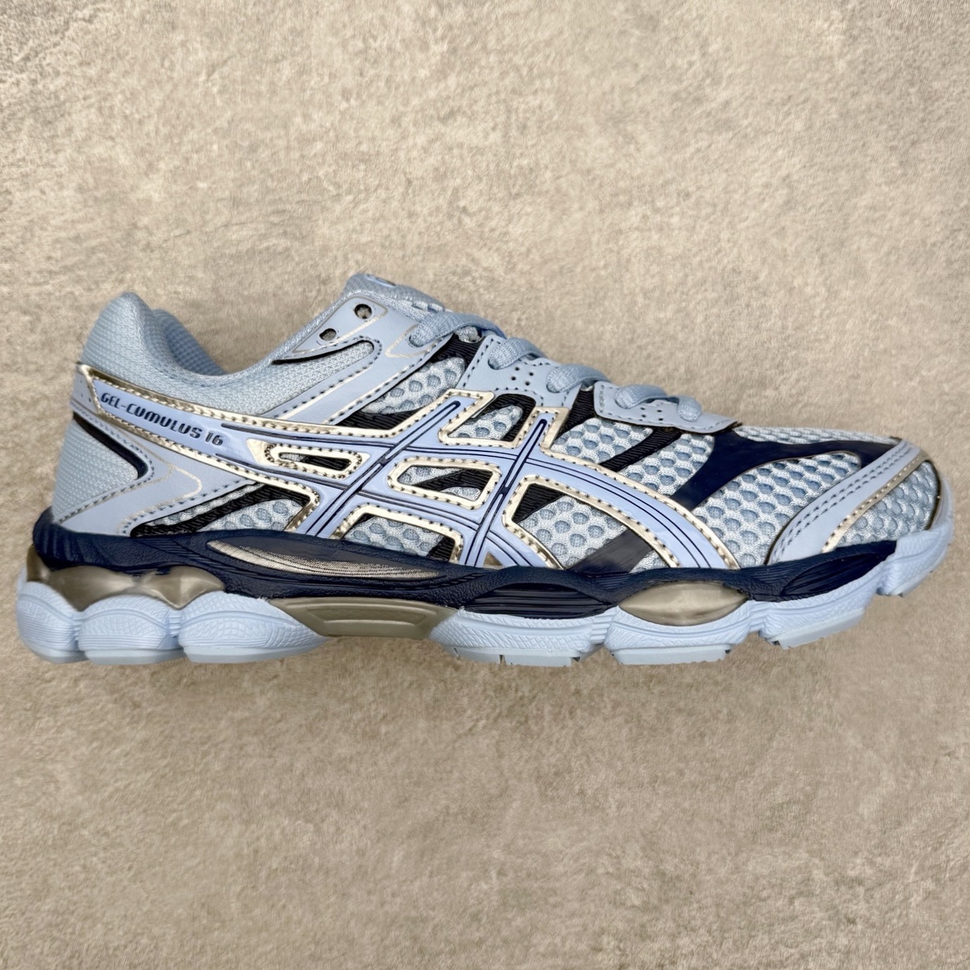 Asics Gel-Cumulus 16 亚瑟士防滑耐磨休闲运动鞋采用双层提花网面设计 提高包裹性和透气性 后跟搭载稳定系统科技T-GEL提升整体支撑力和结构感 减少对身体带来的冲击负荷 创新中底至轻回弹 尺码：36 37 37.5 38 39 39.5 40 40.5 41.5 42 42.5 43.5 44 44.5 45-选品中心