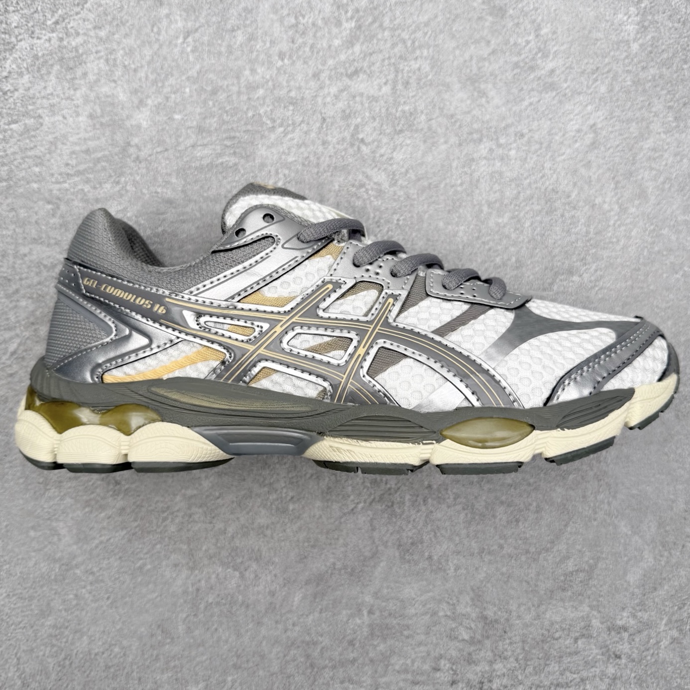 Asics Gel-Cumulus 16 亚瑟士防滑耐磨休闲运动鞋采用双层提花网面设计 提高包裹性和透气性 后跟搭载稳定系统科技T-GEL提升整体支撑力和结构感 减少对身体带来的冲击负荷 创新中底至轻回弹 尺码：36 37 37.5 38 39 39.5 40 40.5 41.5 42 42.5 43.5 44 44.5 45-选品中心