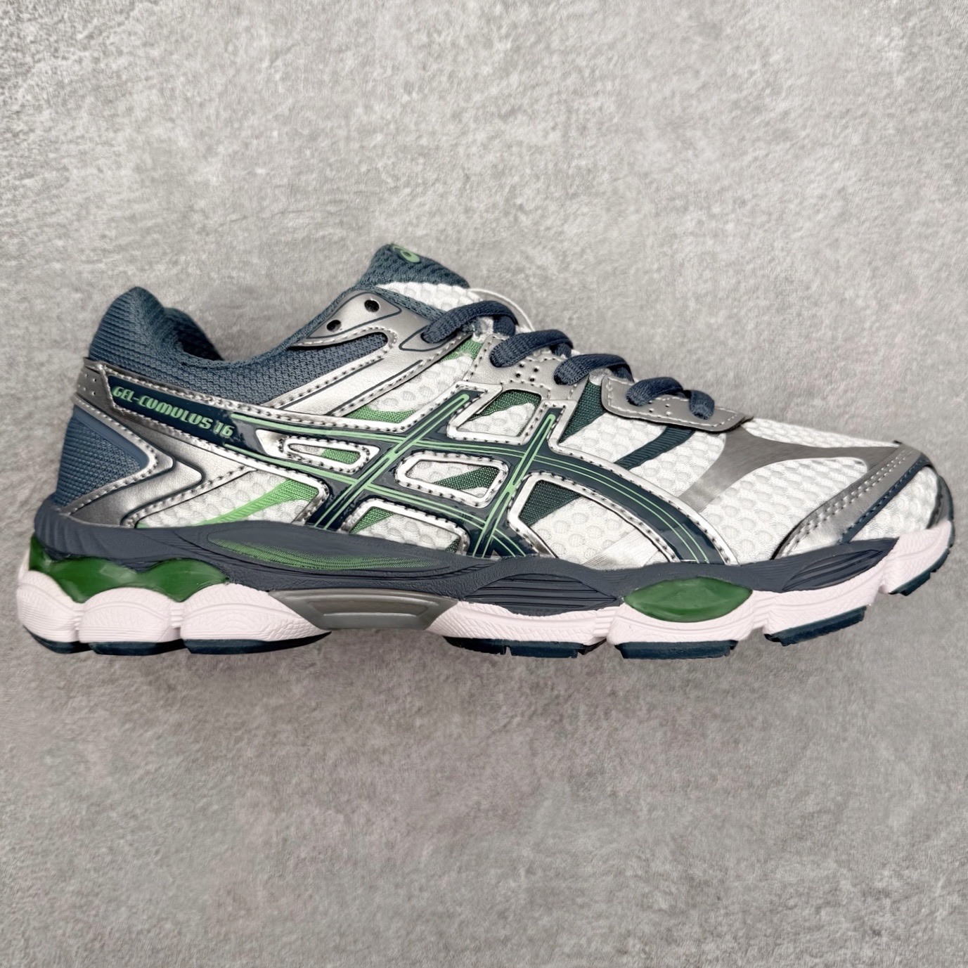 Asics Gel-Cumulus 16 亚瑟士防滑耐磨休闲运动鞋采用双层提花网面设计 提高包裹性和透气性 后跟搭载稳定系统科技T-GEL提升整体支撑力和结构感 减少对身体带来的冲击负荷 创新中底至轻回弹 尺码：36 37 37.5 38 39 39.5 40 40.5 41.5 42 42.5 43.5 44 44.5 45-选品中心