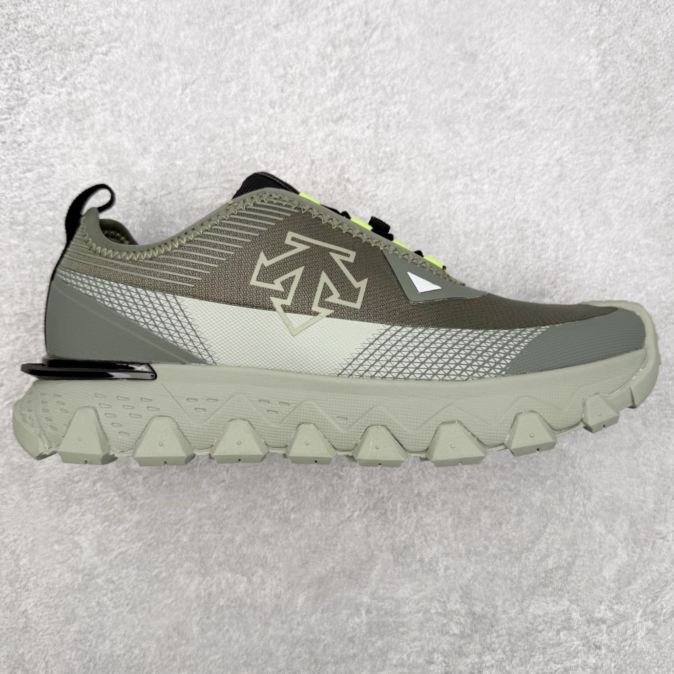 ＃福利特价 DESCENTE SKI STYLE SNOW RIDE 迪桑特舒适防滑耐磨低帮生活休闲鞋 DESCENTE（迪桑特）创立于1935年，品牌名取自法语词汇，意为“滑降”。品牌箭头标识代表滑雪的三种技术“高速直线滑行”、“穿越”和“侧滑”，也寓意品牌在打造高端专业运动产品中不断追求完美的创新精神，致力于成为中国高端专业滑雪、综训、女子、铁人三项、高尔夫的第一品牌。尺码：36 36.5 37.5 38 38.5 39 40 40.5 41 42 42.5 43 44 44.5 45-选品中心