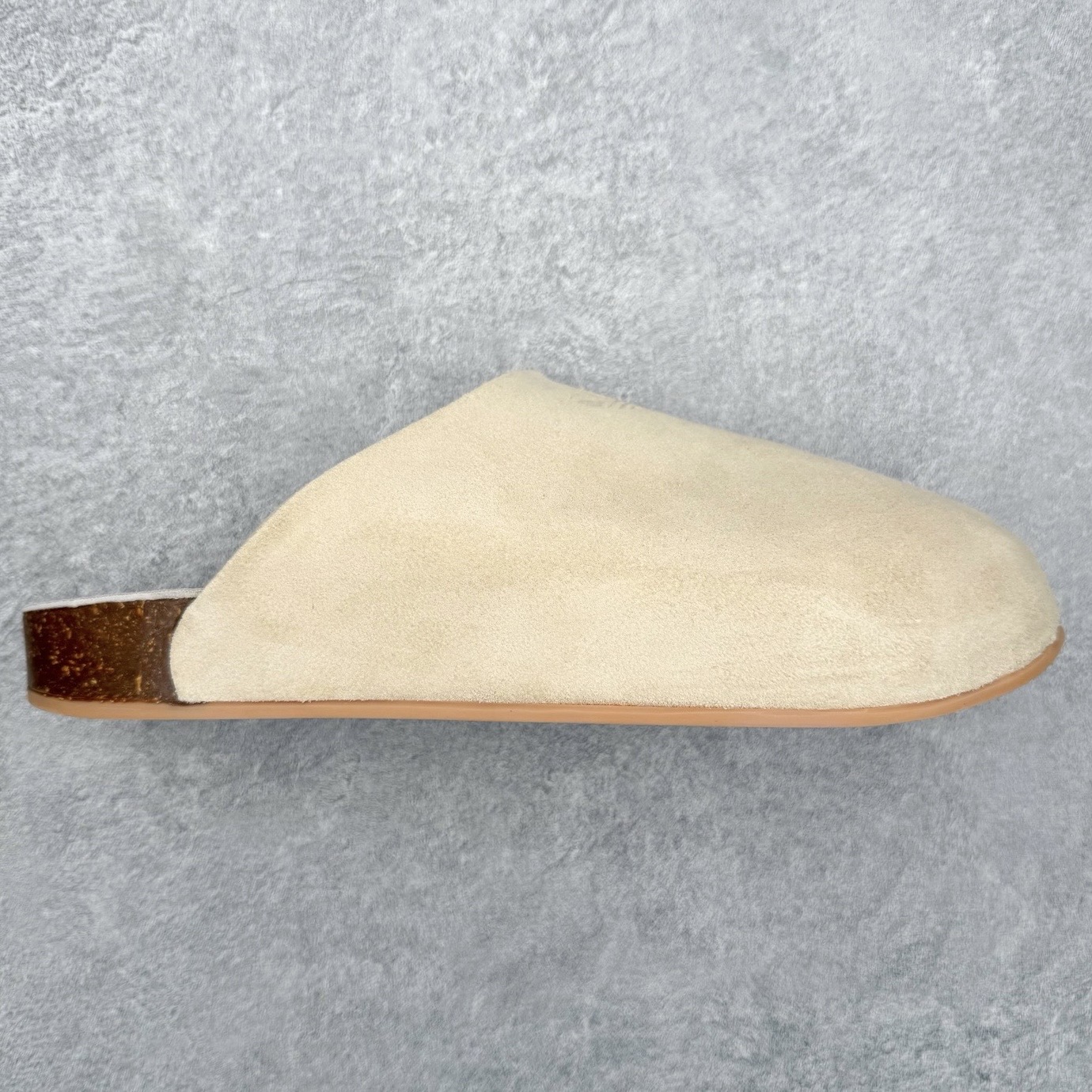 AD Originals Adimule 舒适百搭防磨包头拖鞋 男女同款 实拍调校N版已经零色差零失真 百分百还原实物色彩所见即所得 不存在货不对板色差等低级问题 选购参考实物拍摄 不混卖不参货 只用心做好货严格选品 承诺混一赔十 尺码：36 36.5 37.5 38 38.5 39 40 40.5 41 42 42.5 43 44 44.5 45-选品中心