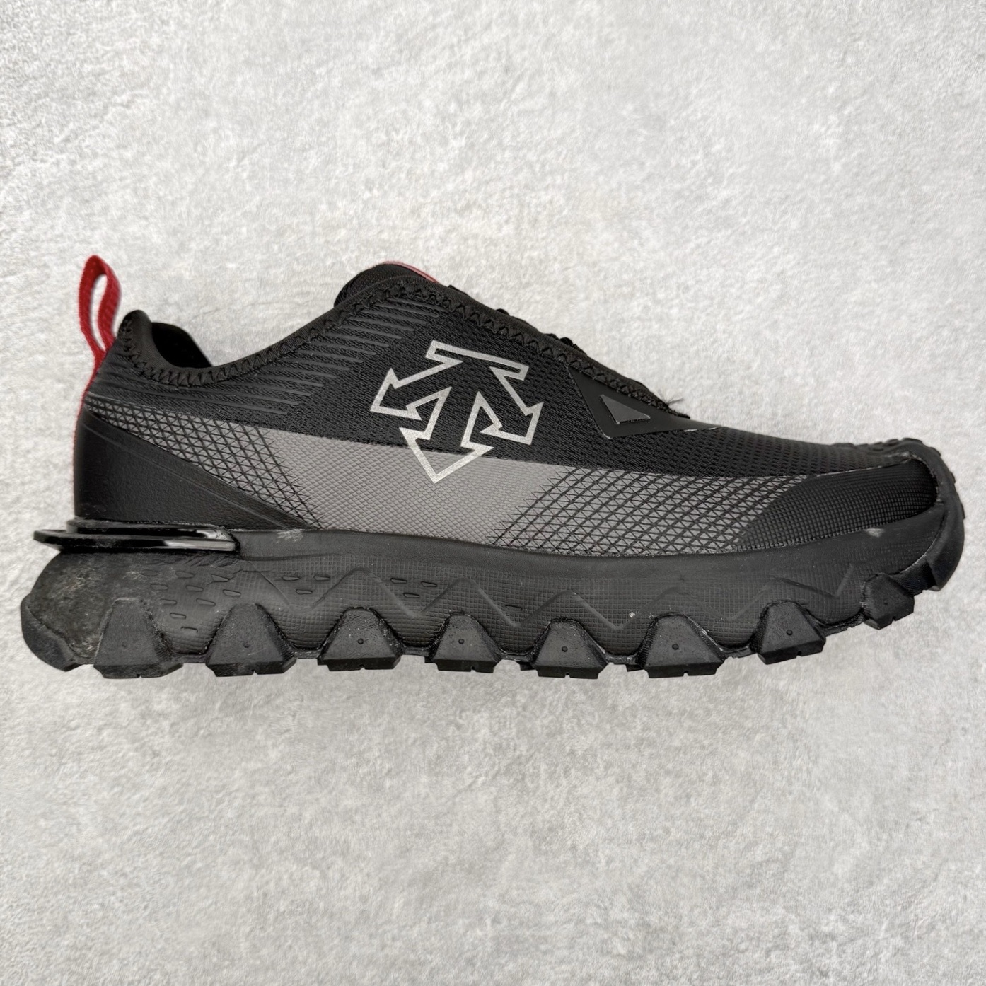 ＃福利特价 DESCENTE SKI STYLE SNOW RIDE 迪桑特舒适防滑耐磨低帮生活休闲鞋 DESCENTE（迪桑特）创立于1935年，品牌名取自法语词汇，意为“滑降”。品牌箭头标识代表滑雪的三种技术“高速直线滑行”、“穿越”和“侧滑”，也寓意品牌在打造高端专业运动产品中不断追求完美的创新精神，致力于成为中国高端专业滑雪、综训、女子、铁人三项、高尔夫的第一品牌。尺码：36 36.5 37.5 38 38.5 39 40 40.5 41 42 42.5 43 44 44.5 45-选品中心