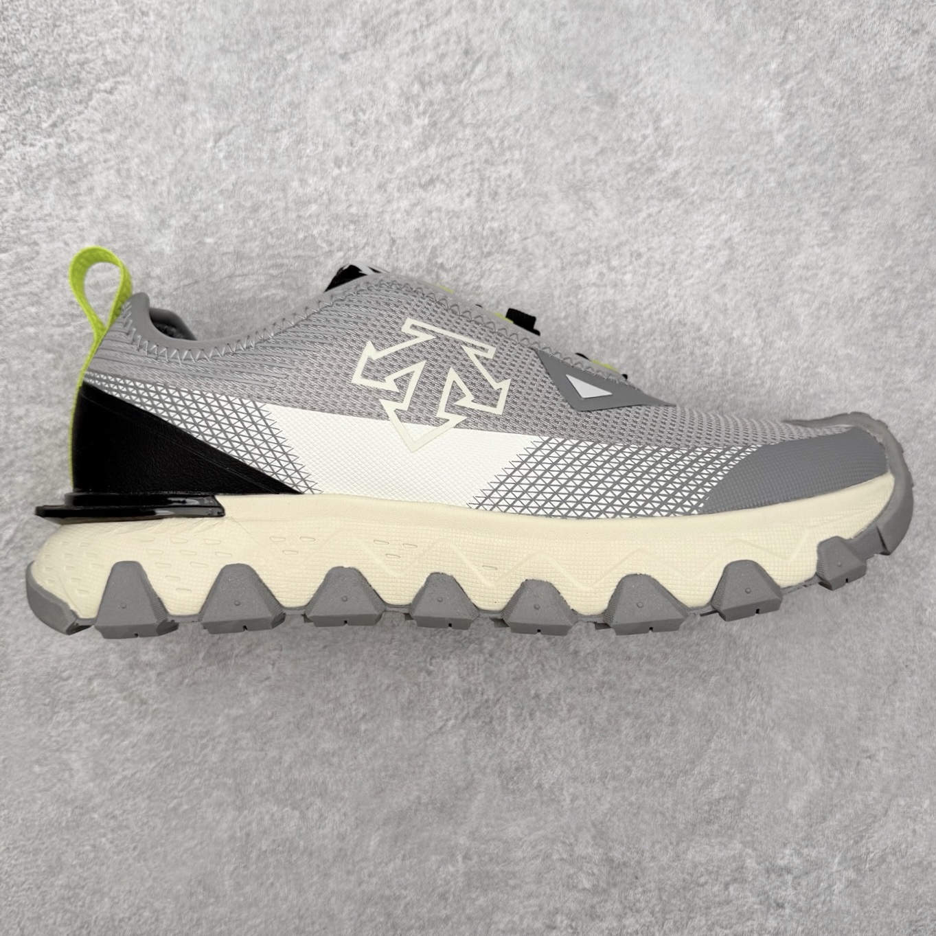 ＃福利特价 DESCENTE SKI STYLE SNOW RIDE 迪桑特舒适防滑耐磨低帮生活休闲鞋 DESCENTE（迪桑特）创立于1935年，品牌名取自法语词汇，意为“滑降”。品牌箭头标识代表滑雪的三种技术“高速直线滑行”、“穿越”和“侧滑”，也寓意品牌在打造高端专业运动产品中不断追求完美的创新精神，致力于成为中国高端专业滑雪、综训、女子、铁人三项、高尔夫的第一品牌。尺码：36 36.5 37.5 38 38.5 39 40 40.5 41 42 42.5 43 44 44.5 45-选品中心