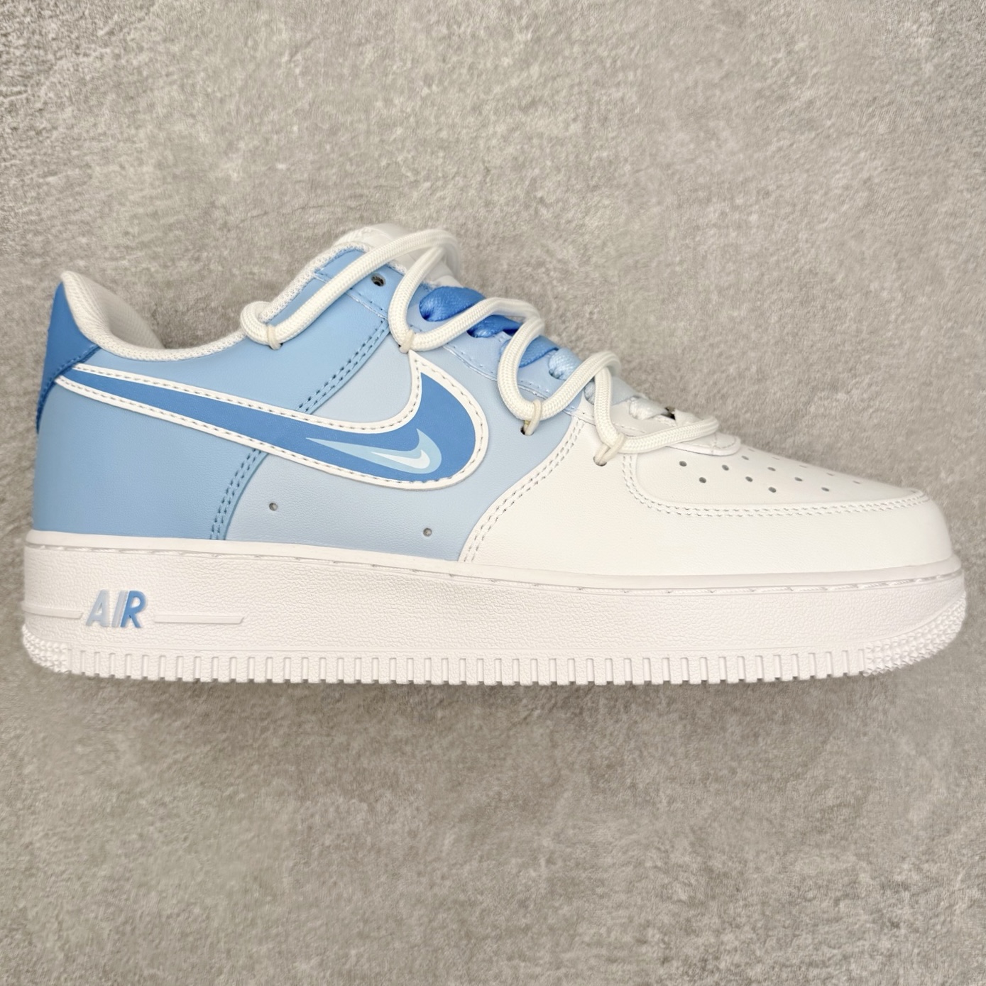 NK Air Force 1´07 Low 空军一号低帮百搭休闲运动板鞋 CD2288-951 柔软、弹性十足的缓震性能和出色的中底设计 横跨复古与现代的外型结合 造就出风靡全球 三十多年的Force 1 直到今天还深受青睐 实拍调校N版已经零色差零失真 百分百还原实物色彩所见即所得 不存在货不对板色差等低级问题 选购参考实物拍摄 不混卖不参货 只用心做好货严格选品 承诺混一赔十 尺码：36 36.5 37.5 38 38.5 39 40 40.5 41 42 42.5 43 44 44.5 45-选品中心