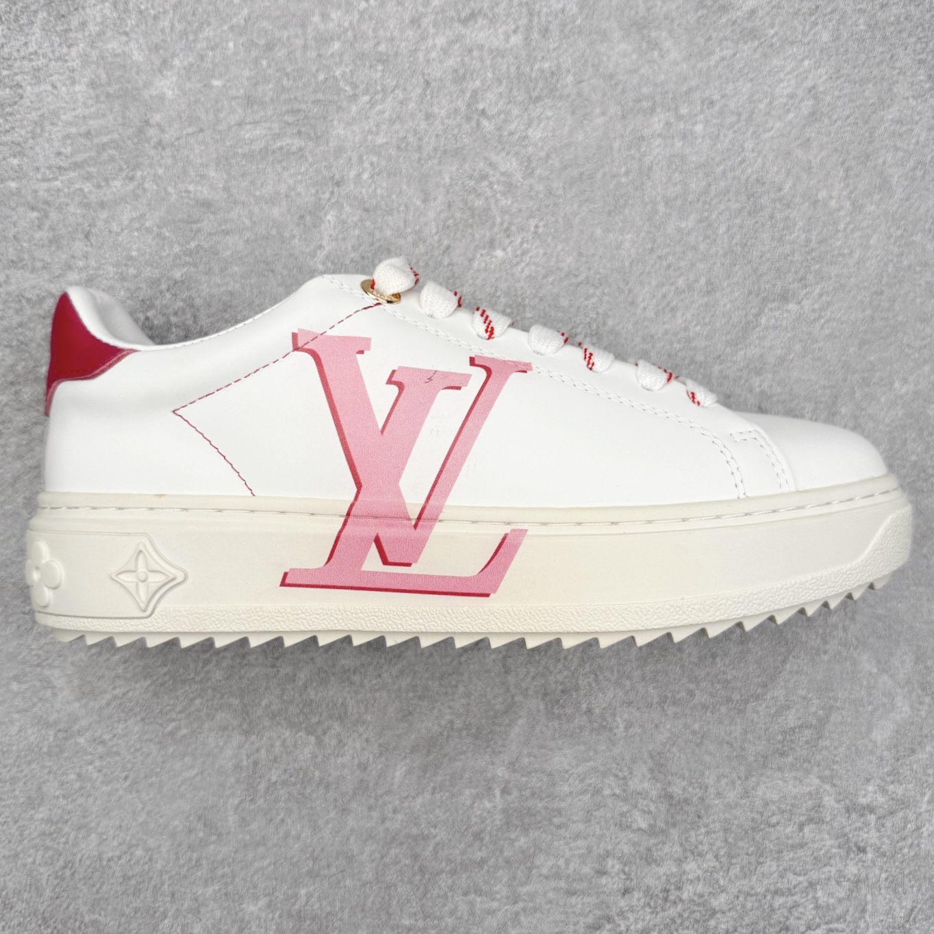 ＃FS Louis Vuitton 路易威登 lv Time Out 低帮时尚运动板鞋 为舒软小牛皮革压印金属质感 Monogram 图案 再令 Louis 和vuitton 装饰点缀鞋带 与卢勒克斯金属线共同 释放莹泽光芒 搭配后部 Monogram帆布饰边和加厚胎面橡胶外底 鞋面胎牛皮和进口PVC制裁而成 高密度进口电脑车线工艺、经典LOGO跟PVC完美结合 原版大底开模 内里采用进口羊皮 超软皮内里+鞋垫 最新LV/路易威登 杨幂 关晓彤 官方等多明星网红同款 快手抖音等多平台热推 尺码：35 36 37 38 39 40 41 42 43 44-选品中心