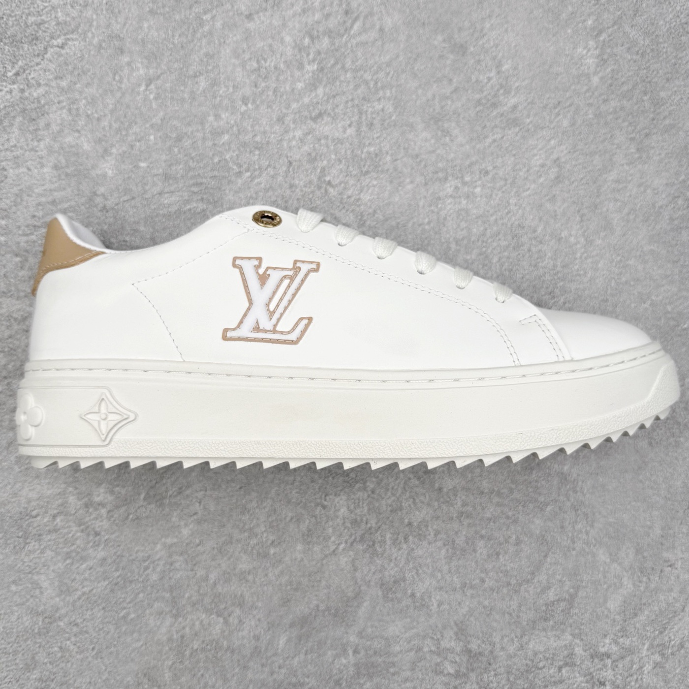 ＃FS Louis Vuitton 路易威登 lv Time Out 低帮时尚运动板鞋 为舒软小牛皮革压印金属质感 Monogram 图案 再令 Louis 和vuitton 装饰点缀鞋带 与卢勒克斯金属线共同 释放莹泽光芒 搭配后部 Monogram帆布饰边和加厚胎面橡胶外底 鞋面胎牛皮和进口PVC制裁而成 高密度进口电脑车线工艺、经典LOGO跟PVC完美结合 原版大底开模 内里采用进口羊皮 超软皮内里+鞋垫 最新LV/路易威登 杨幂 关晓彤 官方等多明星网红同款 快手抖音等多平台热推 尺码：35 36 37 38 39 40 41 42 43 44-选品中心