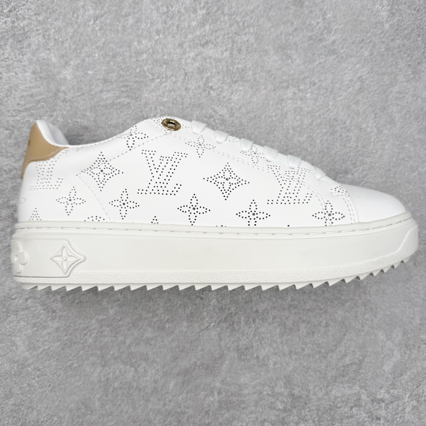 ＃FS Louis Vuitton 路易威登 lv Time Out 低帮时尚运动板鞋 为舒软小牛皮革压印金属质感 Monogram 图案 再令 Louis 和vuitton 装饰点缀鞋带 与卢勒克斯金属线共同 释放莹泽光芒 搭配后部 Monogram帆布饰边和加厚胎面橡胶外底 鞋面胎牛皮和进口PVC制裁而成 高密度进口电脑车线工艺、经典LOGO跟PVC完美结合 原版大底开模 内里采用进口羊皮 超软皮内里+鞋垫 最新LV/路易威登 杨幂 关晓彤 官方等多明星网红同款 快手抖音等多平台热推 尺码：35 36 37 38 39 40 41 42 43 44-选品中心