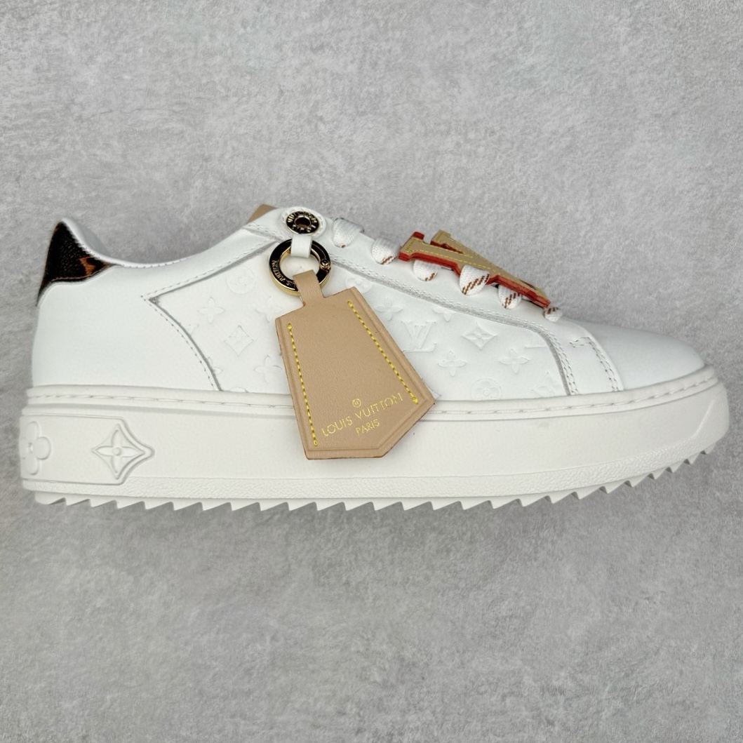＃FS Louis Vuitton 路易威登 lv Time Out 低帮时尚运动板鞋 为舒软小牛皮革压印金属质感 Monogram 图案 再令 Louis 和vuitton 装饰点缀鞋带 与卢勒克斯金属线共同 释放莹泽光芒 搭配后部 Monogram帆布饰边和加厚胎面橡胶外底 鞋面胎牛皮和进口PVC制裁而成 高密度进口电脑车线工艺、经典LOGO跟PVC完美结合 原版大底开模 内里采用进口羊皮 超软皮内里+鞋垫 最新LV/路易威登 杨幂 关晓彤 官方等多明星网红同款 快手抖音等多平台热推 尺码：35 36 37 38 39 40 41 42 43 44-选品中心