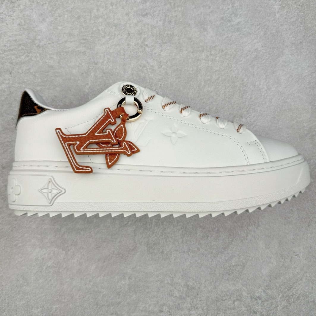 ＃FS Louis Vuitton 路易威登 lv Time Out 低帮时尚运动板鞋 为舒软小牛皮革压印金属质感 Monogram 图案 再令 Louis 和vuitton 装饰点缀鞋带 与卢勒克斯金属线共同 释放莹泽光芒 搭配后部 Monogram帆布饰边和加厚胎面橡胶外底 鞋面胎牛皮和进口PVC制裁而成 高密度进口电脑车线工艺、经典LOGO跟PVC完美结合 原版大底开模 内里采用进口羊皮 超软皮内里+鞋垫 最新LV/路易威登 杨幂 关晓彤 官方等多明星网红同款 快手抖音等多平台热推 尺码：35 36 37 38 39 40 41 42 43 44-选品中心