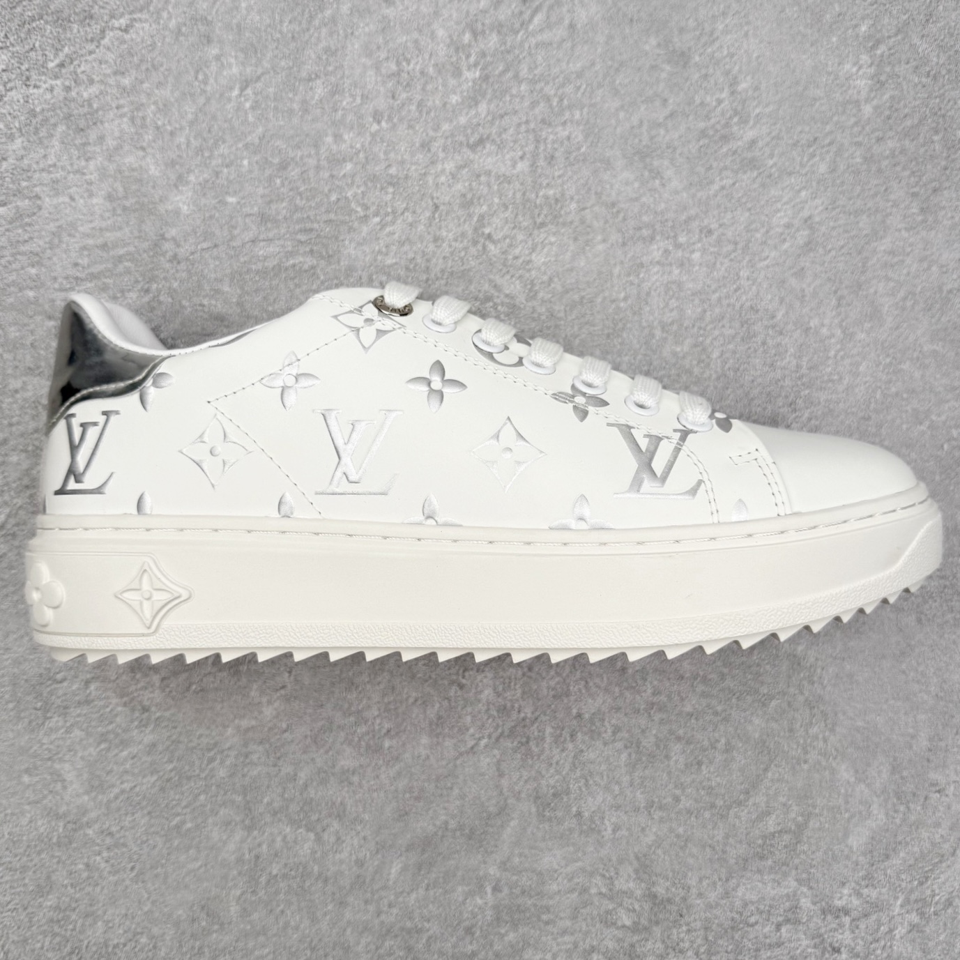图片[3]-＃FS Louis Vuitton 路易威登 lv Time Out 低帮时尚运动板鞋 为舒软小牛皮革压印金属质感 Monogram 图案 再令 Louis 和vuitton 装饰点缀鞋带 与卢勒克斯金属线共同 释放莹泽光芒 搭配后部 Monogram帆布饰边和加厚胎面橡胶外底 鞋面胎牛皮和进口PVC制裁而成 高密度进口电脑车线工艺、经典LOGO跟PVC完美结合 原版大底开模 内里采用进口羊皮 超软皮内里+鞋垫 最新LV/路易威登 杨幂 关晓彤 官方等多明星网红同款 快手抖音等多平台热推 尺码：35 36 37 38 39 40 41 42 43 44-选品中心
